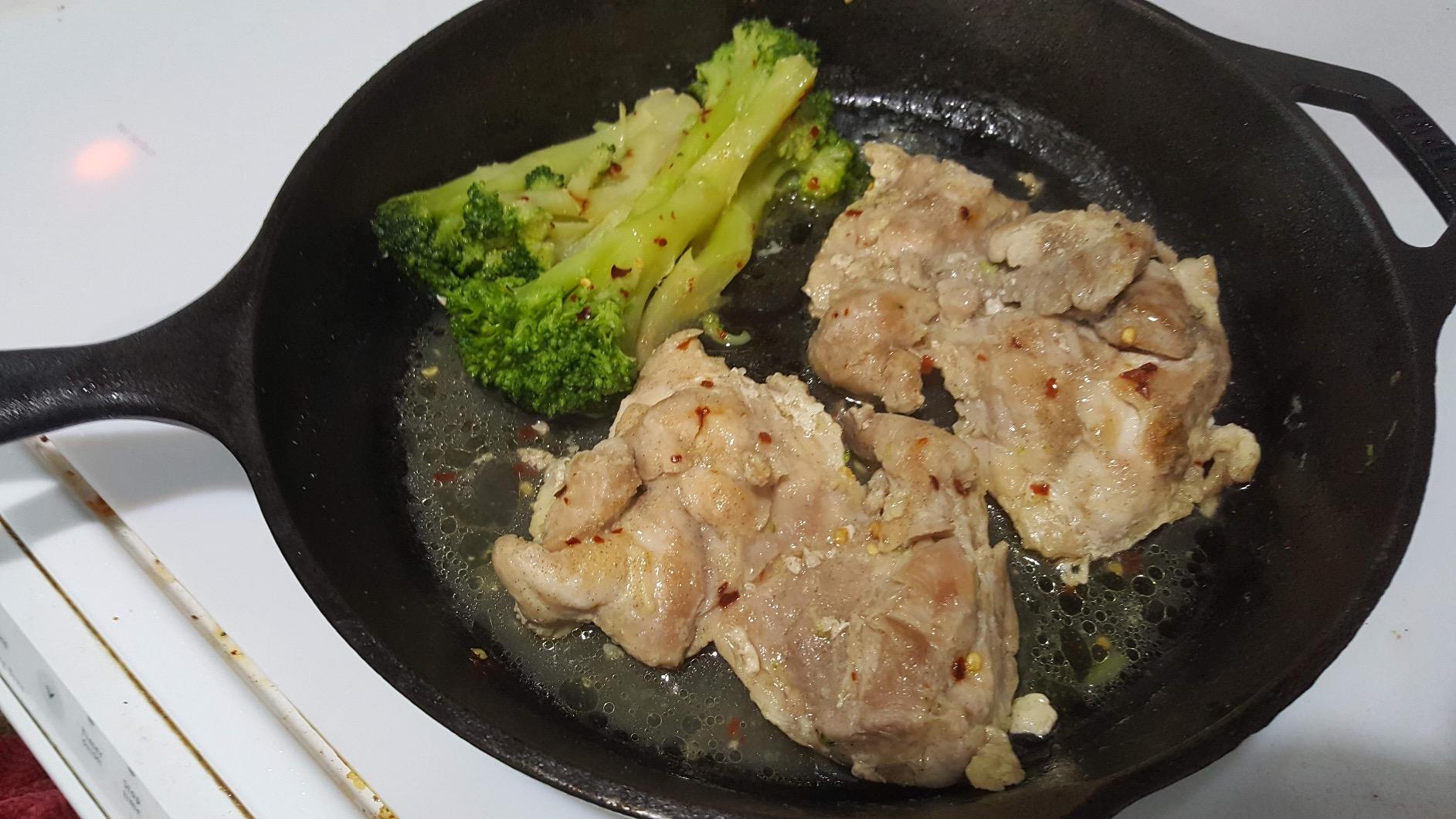 Lodge Seasoned Cast Iron Skillet - PFAS-Free, Non-Toxic Cookware - Use with an Oven, Stove, Grill, or Campfire - Naturally Non-Stick & Oven Safe - 10.25 Inches customer photo 1