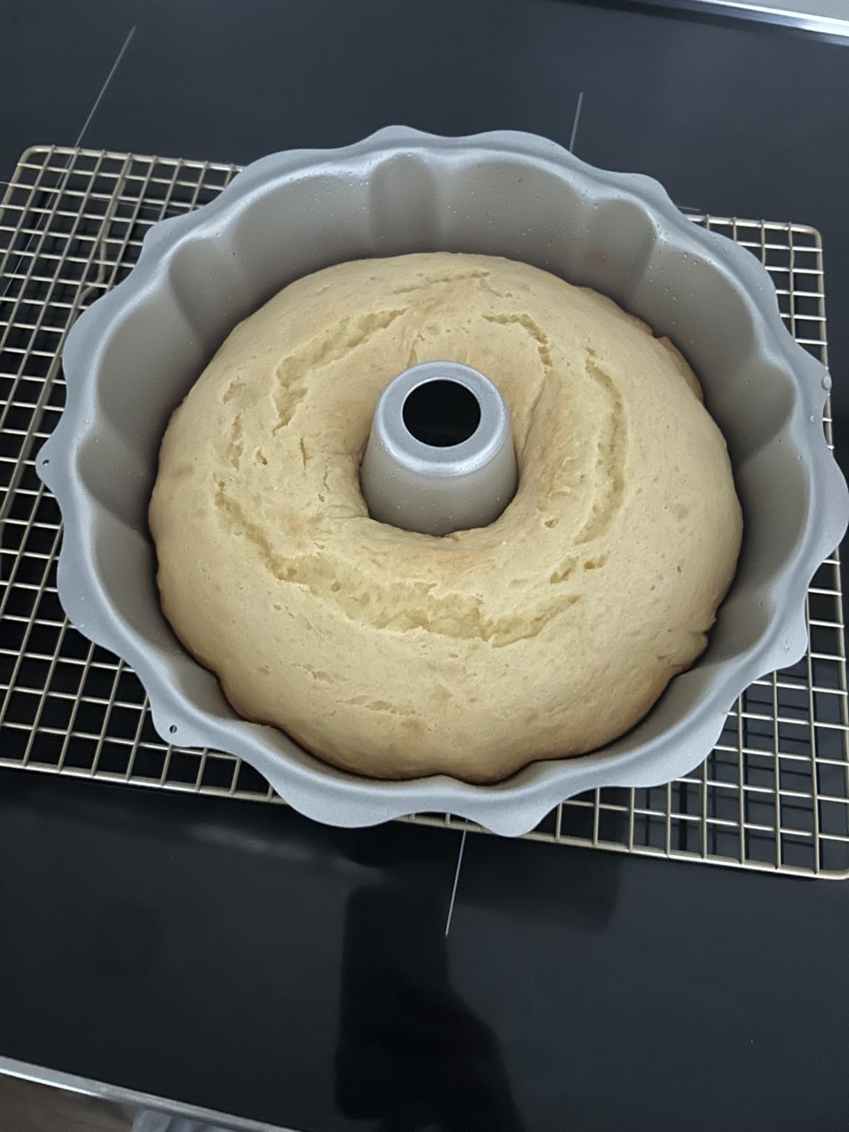 Cuisinart Chef's Classic Nonstick Bakeware 9-1/2-Inch Fluted Cake Pan, Silver customer photo 1