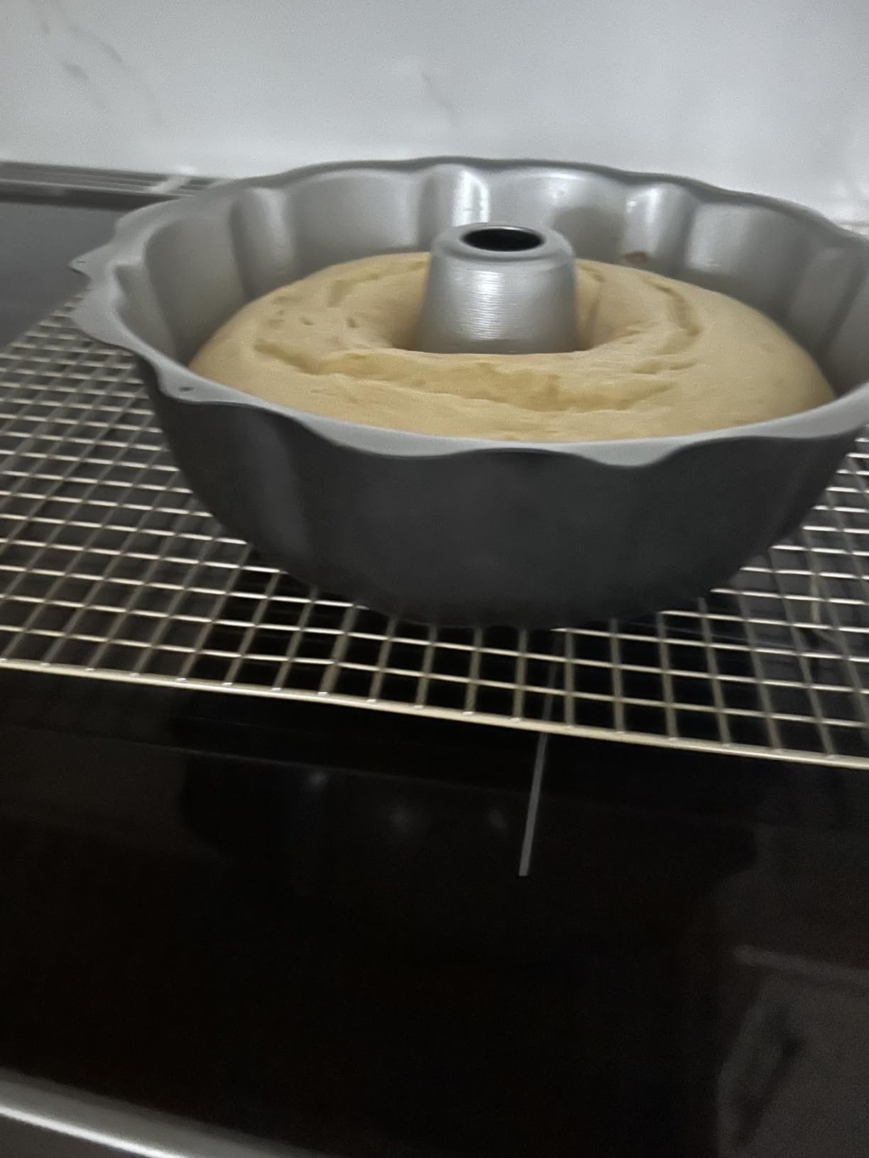 Cuisinart Chef's Classic Nonstick Bakeware 9-1/2-Inch Fluted Cake Pan, Silver customer photo 2