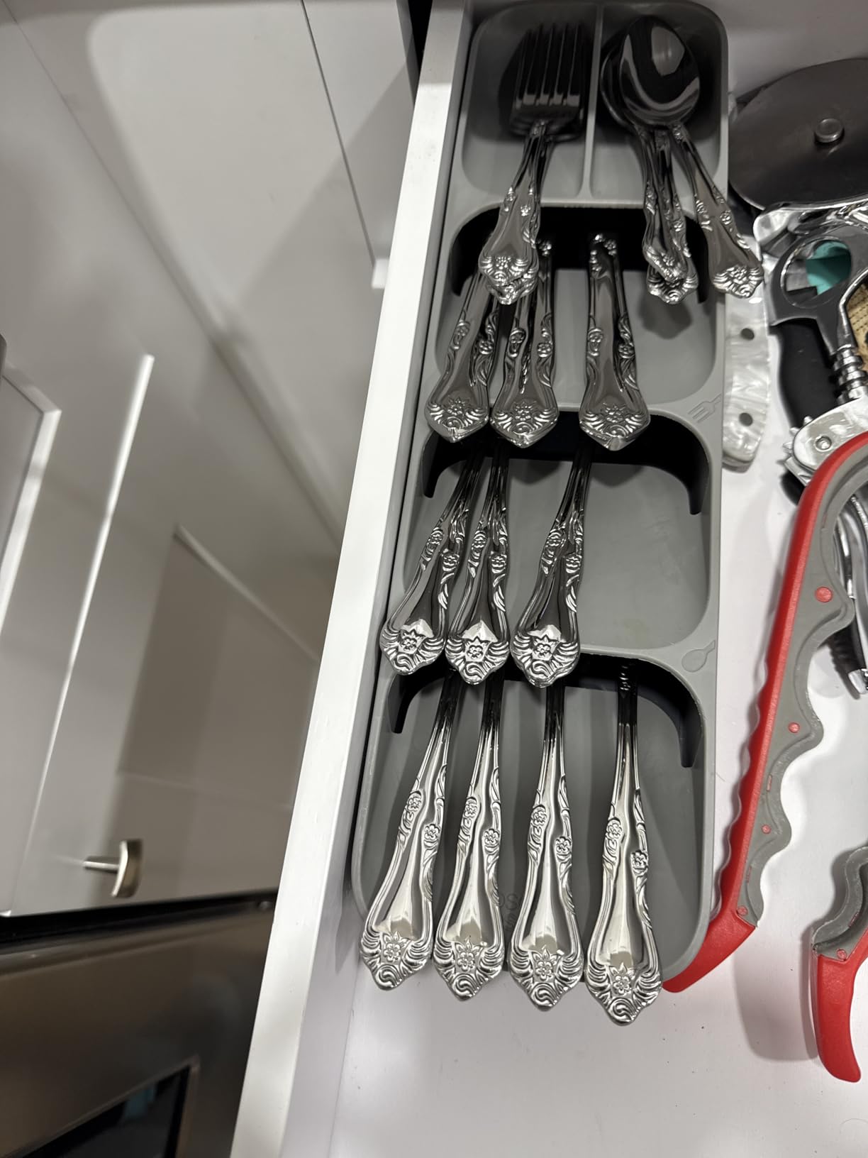 Oneida Silverware Set For 8, Azalea 45-Piece Everyday Flatware Set with Serving Utensils, Floral, Service For 8, 18/0 Stainless Steel, Dishwasher Safe, Knives Spoons And Forks Sets (Silver, 45 Pieces) customer photo 2