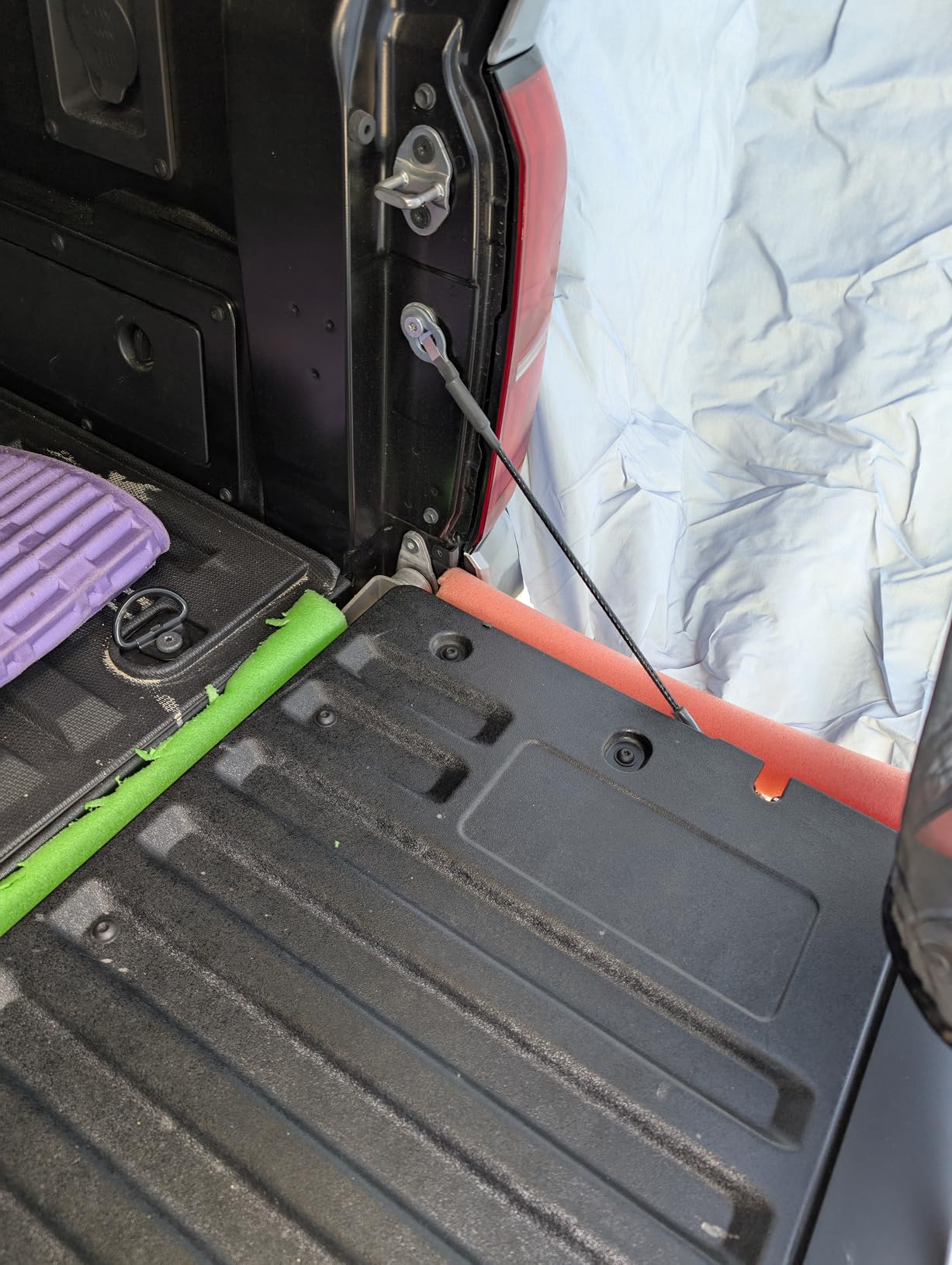 Truck Bed Tent for Caps- Fits Ford F-150, Chevy Silverado, Toyota Tundra, Tacoma (2005+), Tailgate >= 58″ – Converts Truck with Cap into Camping Tent customer photo 2″ class=”wp-image-customer”/></figure>



<h3 class=