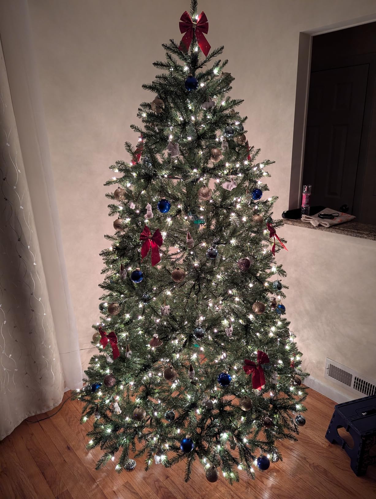 7 ft Pre-Lit Dunhill Fir Full Artificial Christmas Tree, 700 Clear Lights, 2,144 Tips, Includes Stand, Green customer photo 1