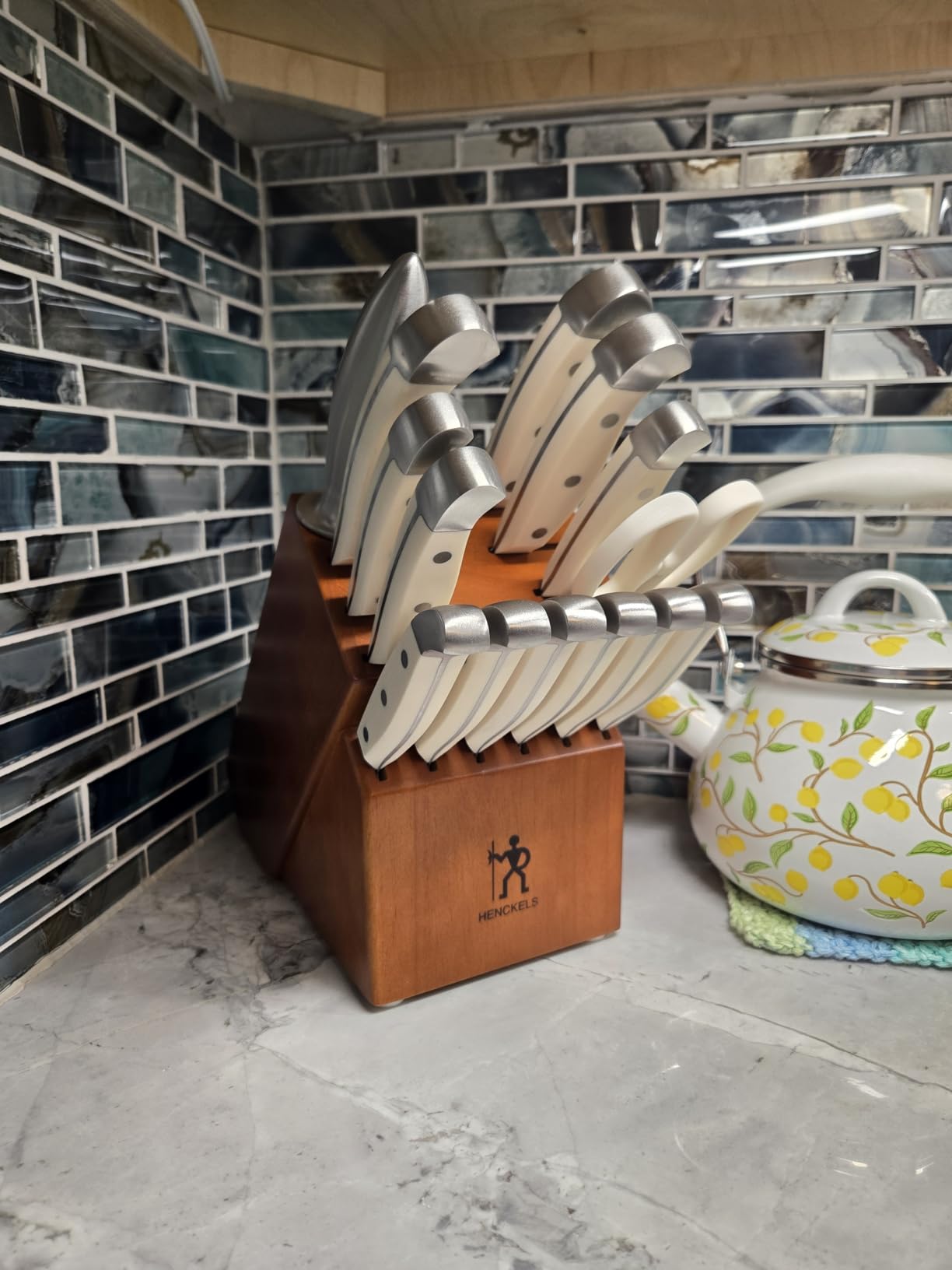 HENCKELS Statement Premium Quality 15-Piece Set with Block, Natural, Razor-Sharp, German Engineered Informed by 100+ Years of Mastery, Lightweight and Strong, Dishwasher Safe customer photo 1