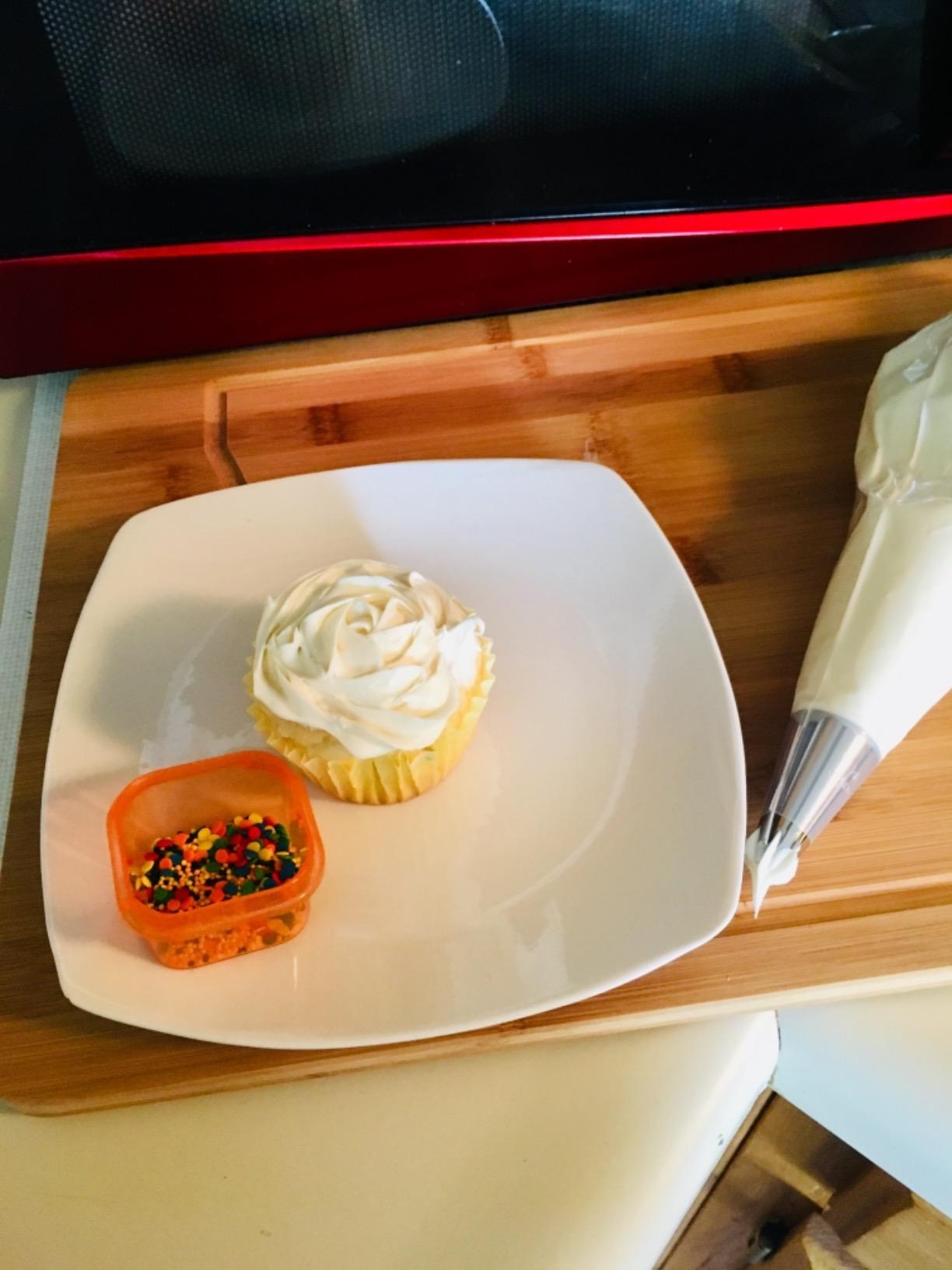 Wilton Beginning Buttercream Decorating Set, 20-Piece Cake Decorating Kit customer photo 1