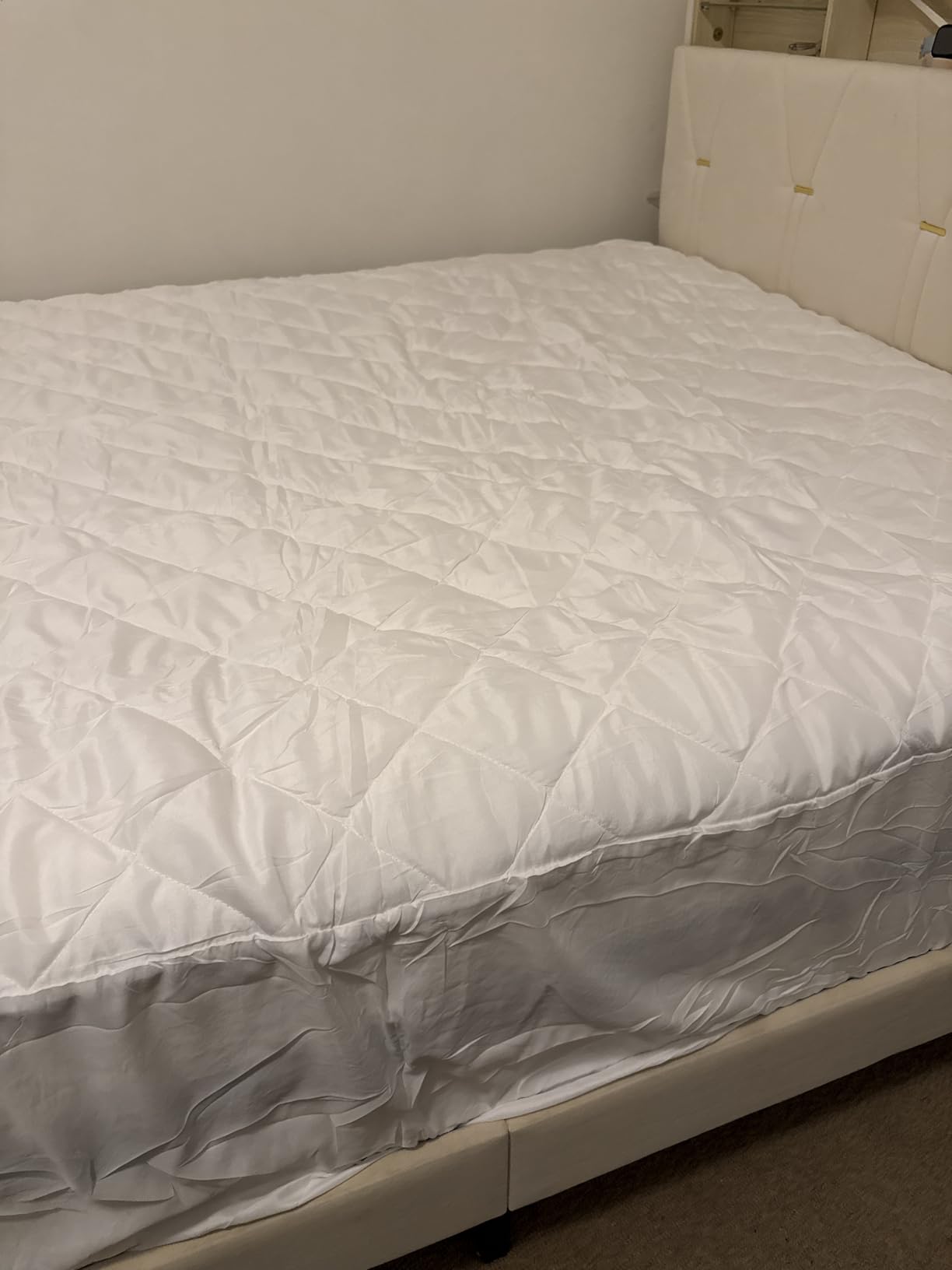 Utopia Bedding Quilted Fitted Mattress Pad, Queen Size, Elastic Fitted Mattress Topper Protector and Cover with Deep Pocket Stretches up to 16 Inches, Machine Washable (White) customer photo 2