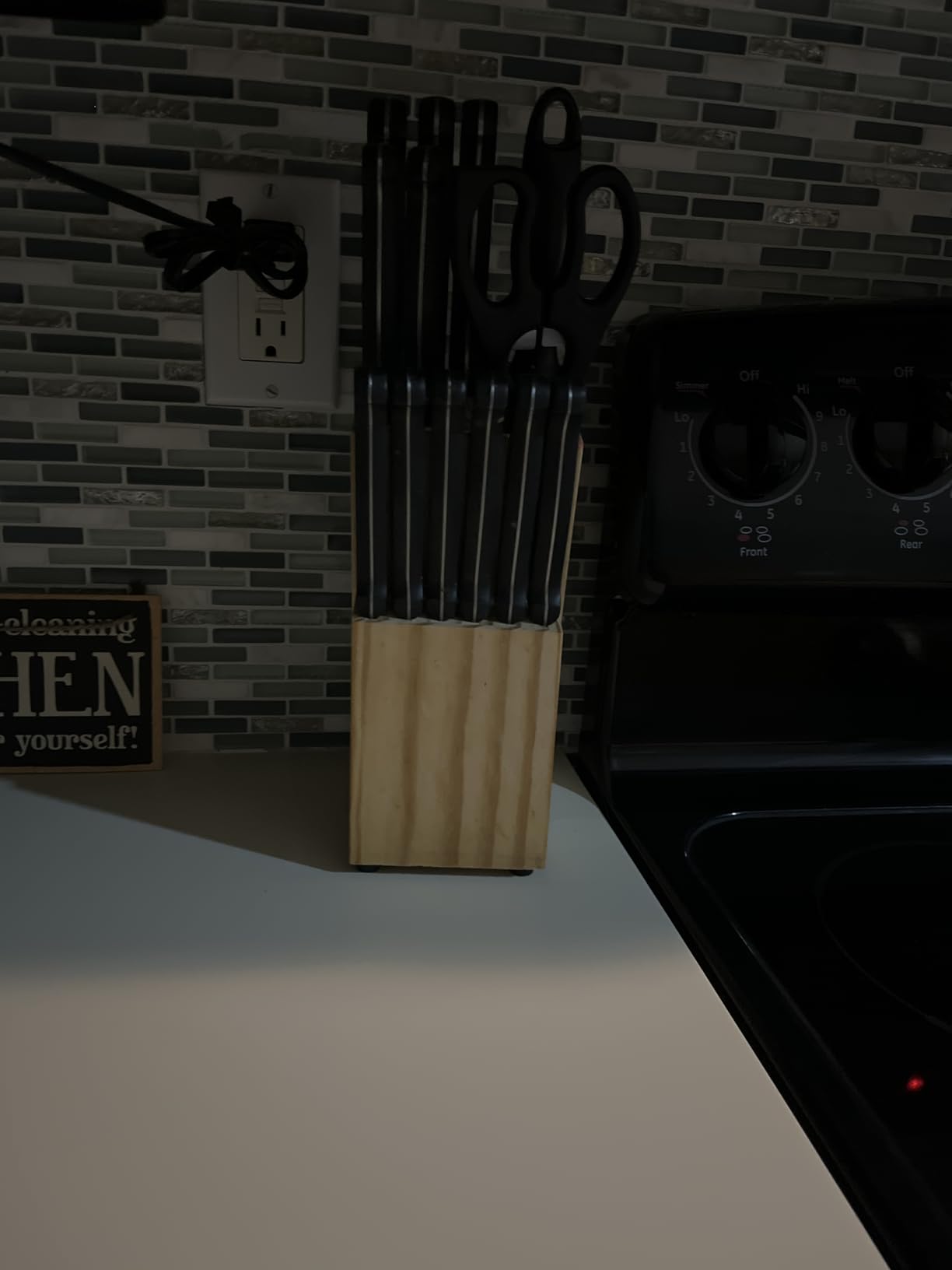 Amazon Basics 14-Piece High Carbon Stainless Steel Kitchen Knife Set with Full Tang Construction, Ergonomic Handles, Sharpener and Pinewood Block, Black customer photo 1