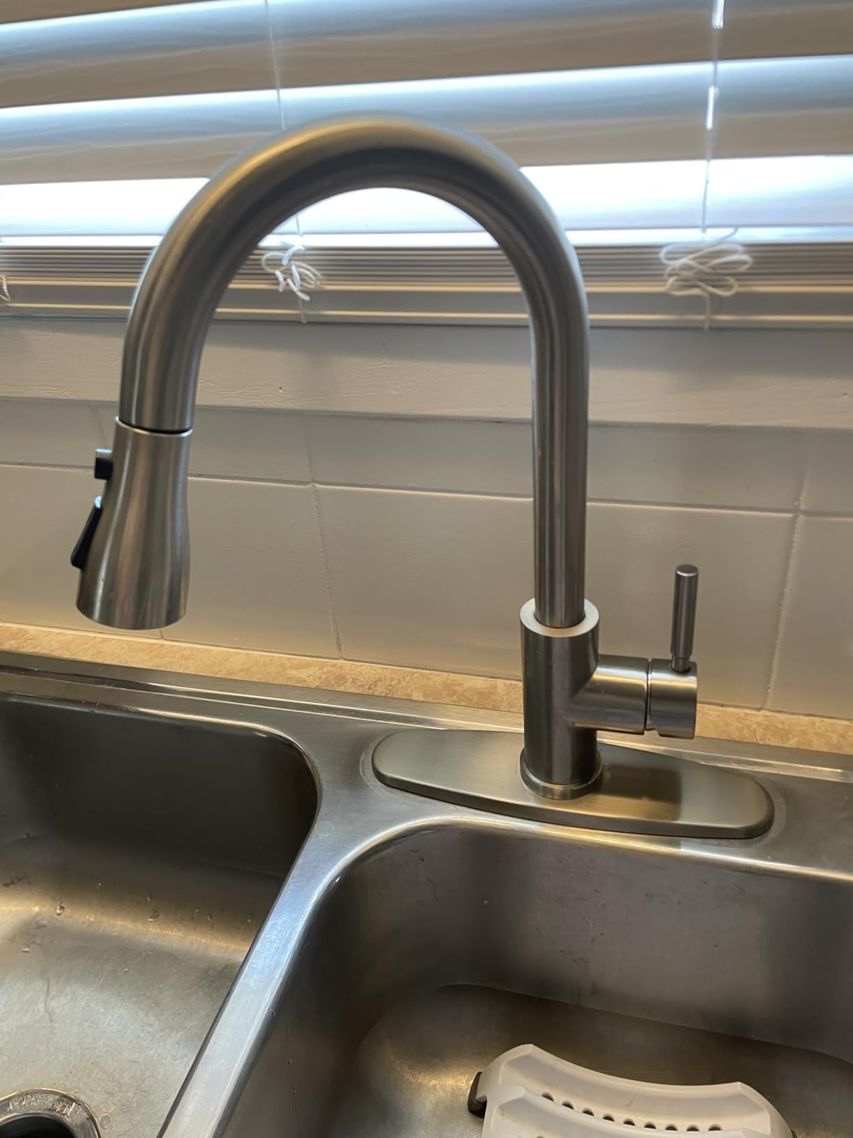 WEWE Single Handle High Arc Brushed Nickel Pull Out Kitchen Faucet,Single Level Stainless Steel Kitchen Sink Faucets with Pull Down Sprayer,Suitable for Laundry Rv Bar customer photo 1
