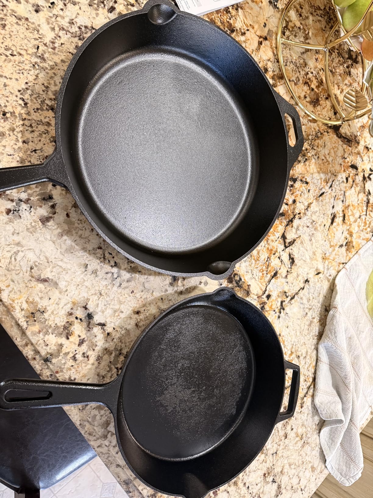 Amazon Basics Pre-Seasoned Cast Iron Skillet, Oven Safe, Even Heating, Heat Distribution, Stove Compatible, Heavy-Duty, 15-Inch, Black customer photo 1