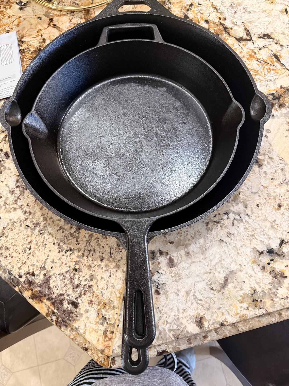 Amazon Basics Pre-Seasoned Cast Iron Skillet, Oven Safe, Even Heating, Heat Distribution, Stove Compatible, Heavy-Duty, 15-Inch, Black customer photo 2