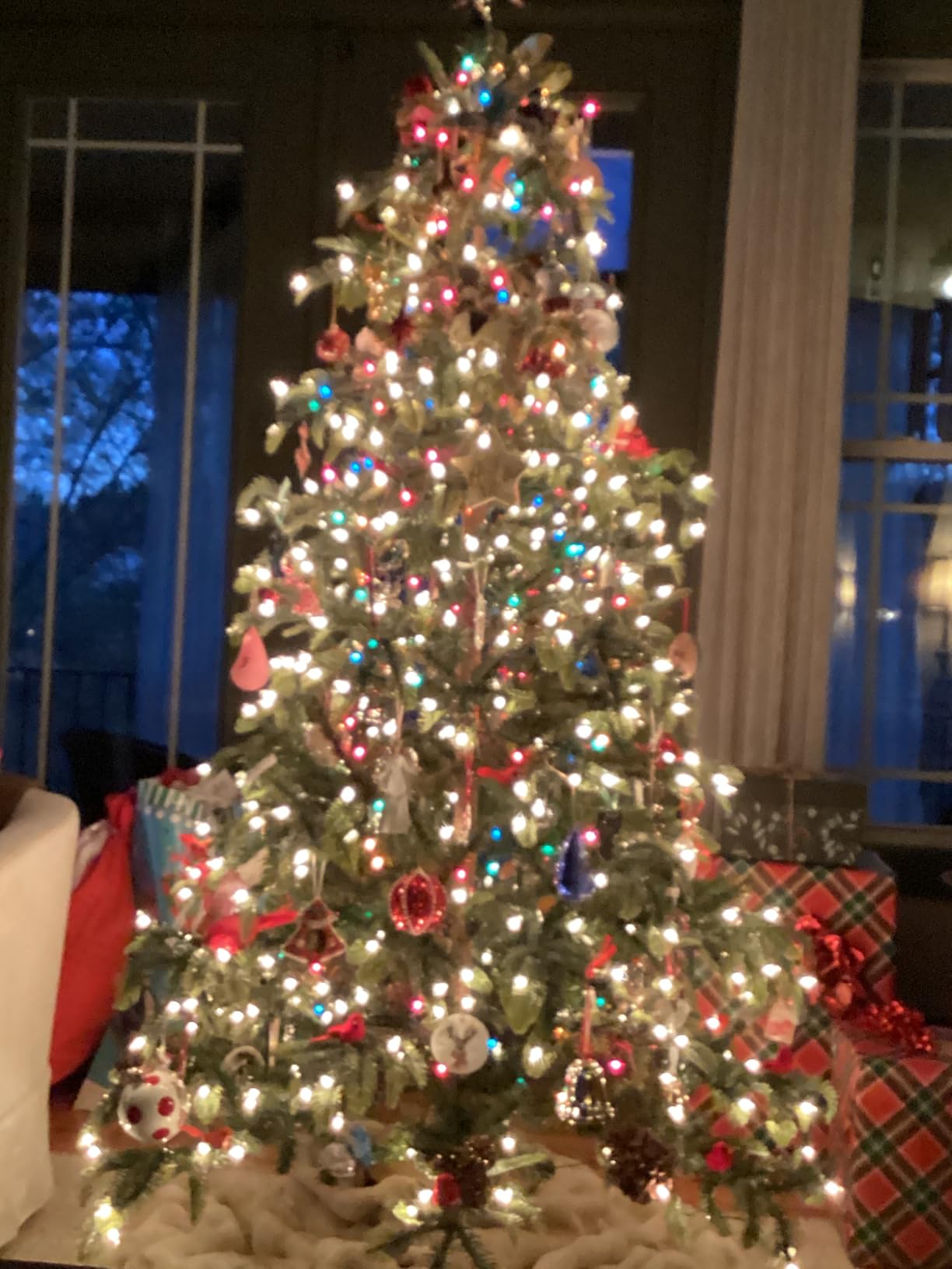 6.5ft Pre-Lit Aspen Fir Artificial Christmas Tree with 500 Clear Lights, 903 Realistic Dense Branch Tips, Easy Setup Artificial Trees with Sturdy Metal Stand customer photo 1