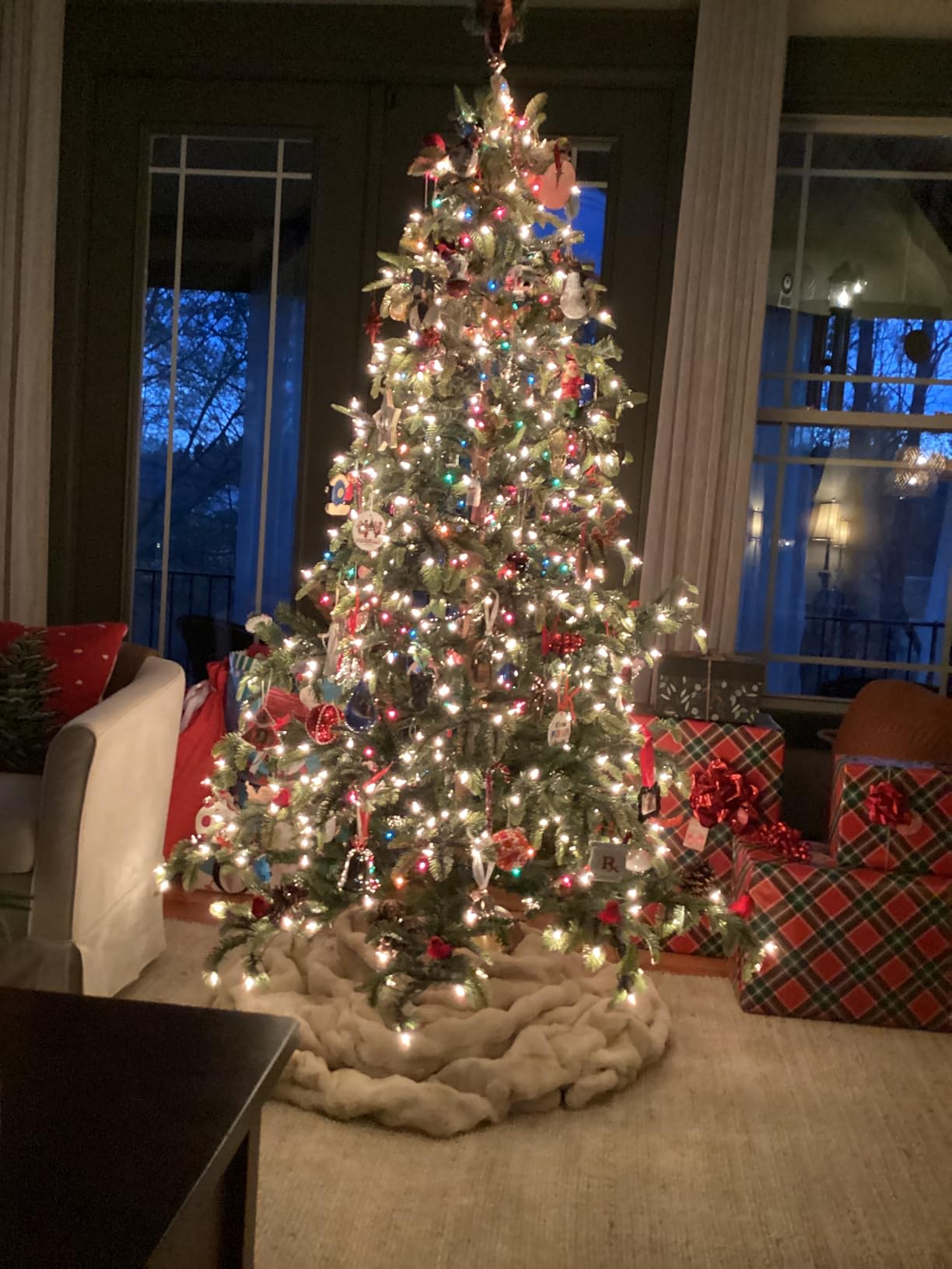 6.5ft Pre-Lit Aspen Fir Artificial Christmas Tree with 500 Clear Lights, 903 Realistic Dense Branch Tips, Easy Setup Artificial Trees with Sturdy Metal Stand customer photo 2