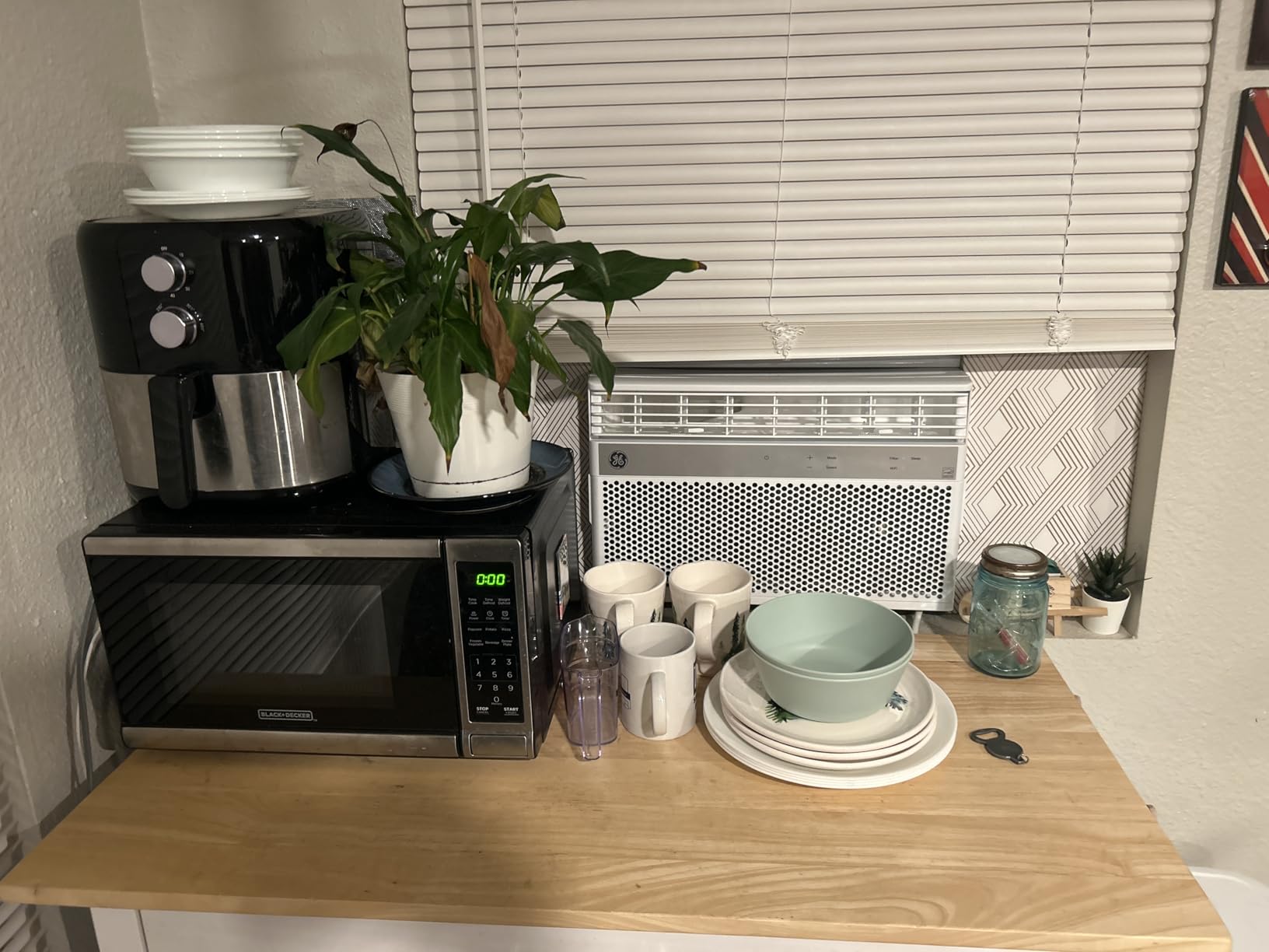 BLACK+DECKER EM720CB7 Digital Microwave Oven with Turntable Push-Button Door, Child Safety Lock, 700W, Stainless Steel, 0.7 Cu.ft customer photo 2