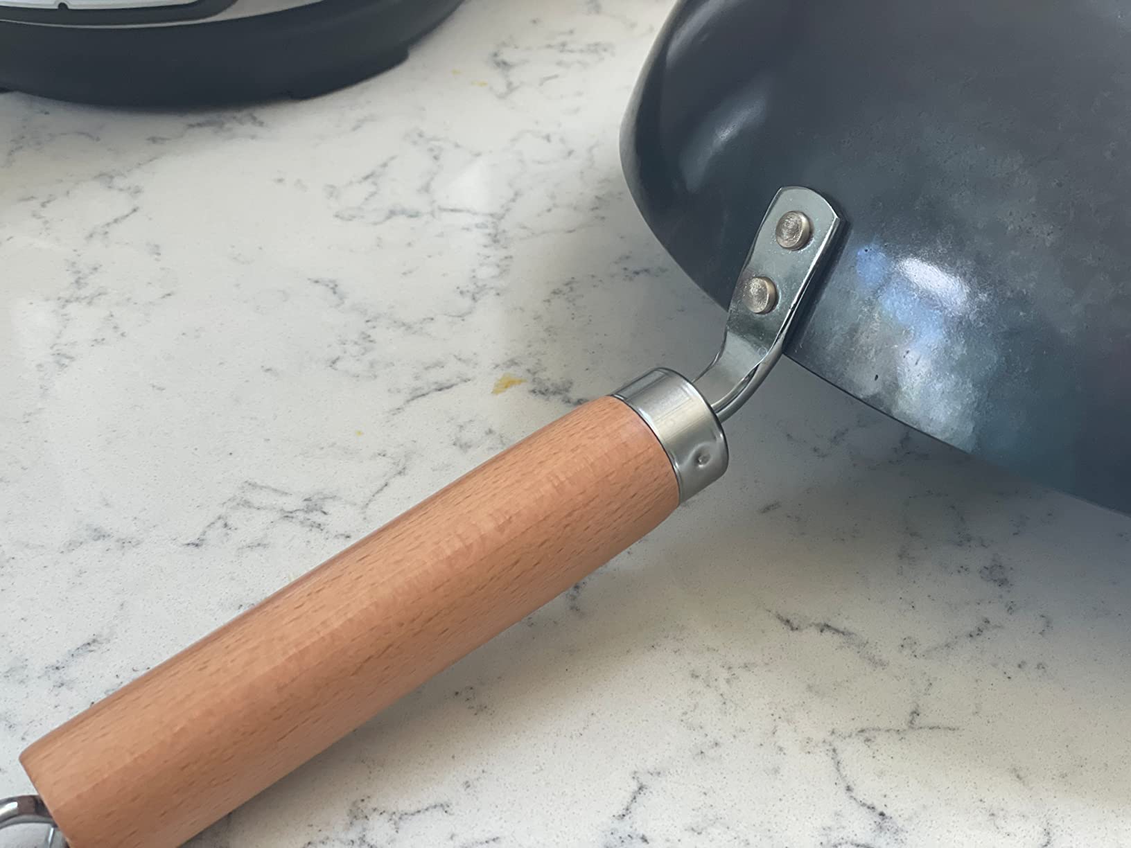 ZhenSanHuan Chinese Hand Hammered Iron Pow Wok Wooden Handle (Seasoned 32CM) customer photo 1