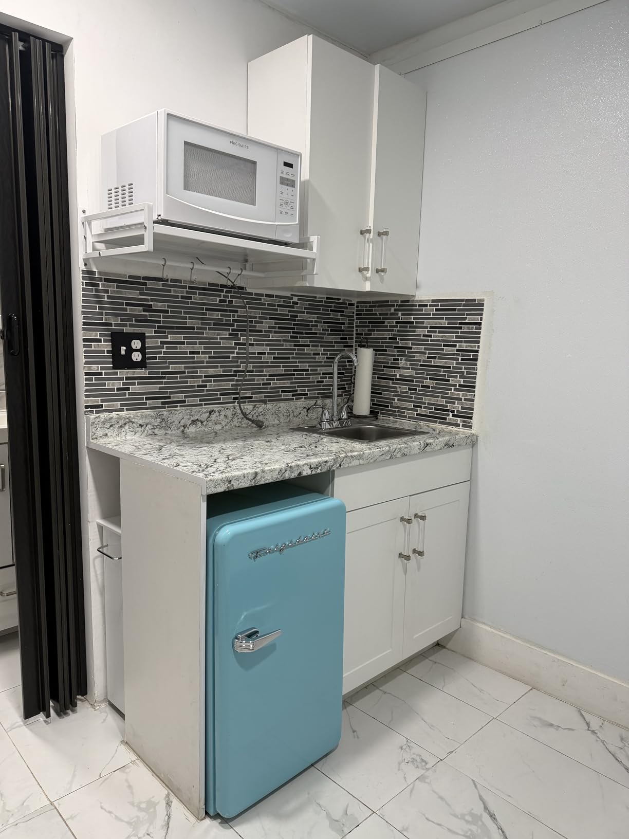 Frigidaire Retro Compact Refrigerator with Chiller, 3.2 cu ft Countertop Fridge, Built-In Bottle Opener, Rounded Corners, Premium, for Office, Bedroom, Dorm Room, Cabin, 18.5D x 20W x 31.5H (White) customer photo 1