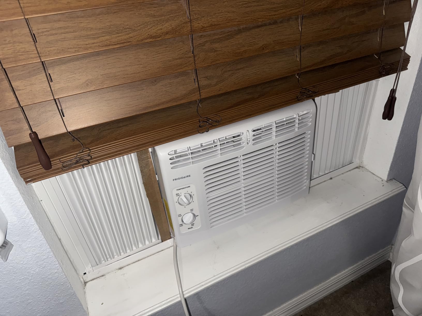 Frigidaire 5,000 BTU Window-Mounted Air Conditioner, Cools Up to 150 Sq. Ft., Quiet Operation, Effortless Temperature Control, 2 Fan Speeds, Auto Restart, White customer photo 1