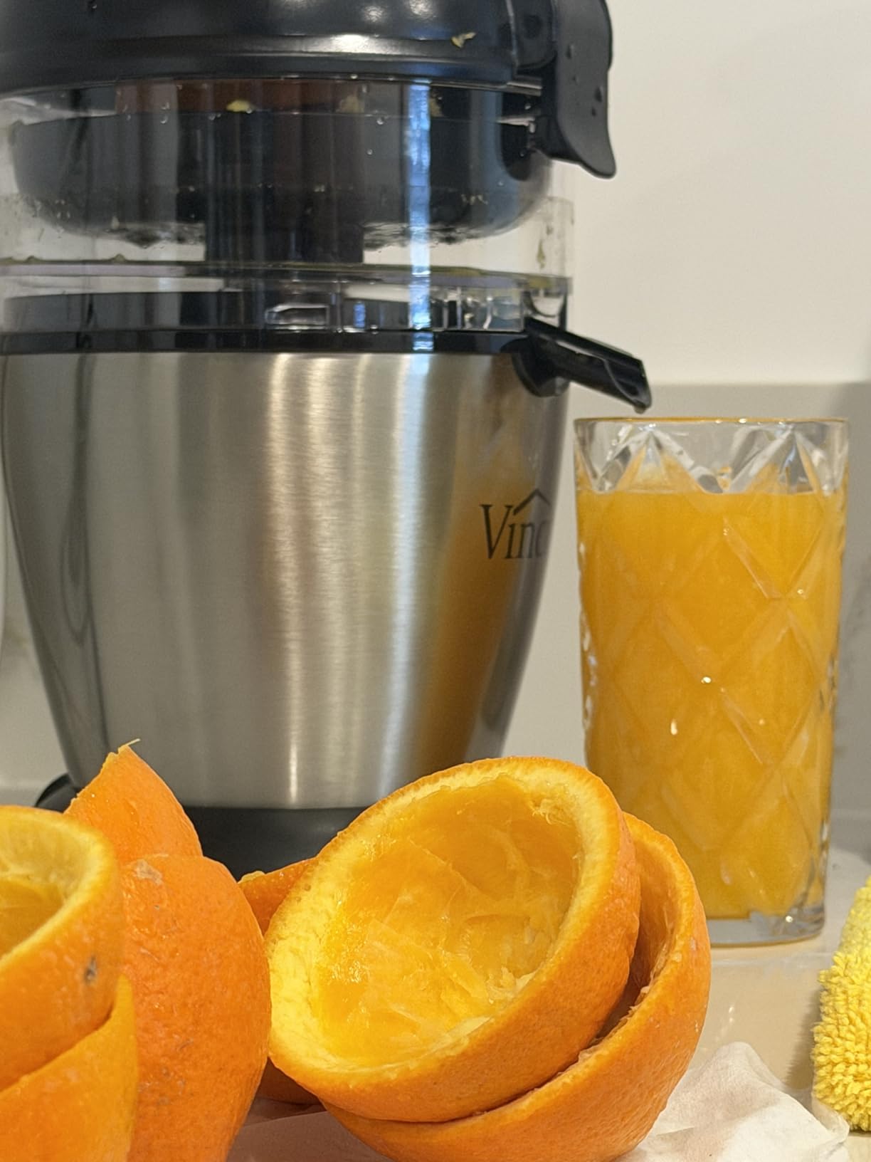 Vinci Hands Free Electric Citrus Juicer, 1-Button Juicer Machine, Orange Lime Grapefruit Lemon Squeezer, Easy to Clean Orange Juicer Squeezer, Black/Stainless Steel customer photo 1