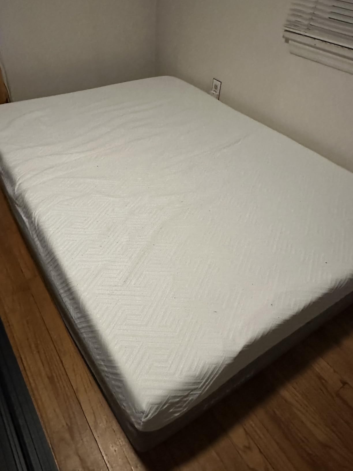 Novilla Queen Size Mattress, 12 inch Gel Memory Foam Mattress for a Cool Night Sleep & Pressure Relief, Medium Firm Feel with Motion Isolating, Bliss customer photo 2