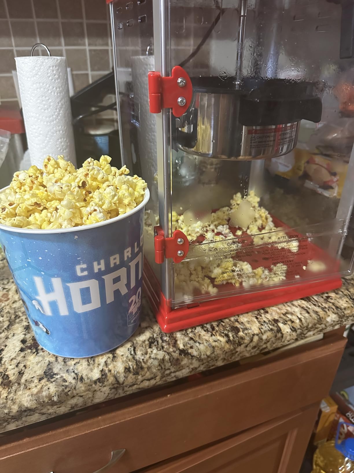 West Bend Stir Crazy Movie Theater Popcorn Popper, Gourmet Popcorn Maker Machine with Nonstick Popcorn Kettle, Measuring Tool and Popcorn Scoop for Popcorn Machine, 4 Qt., Black customer photo 1