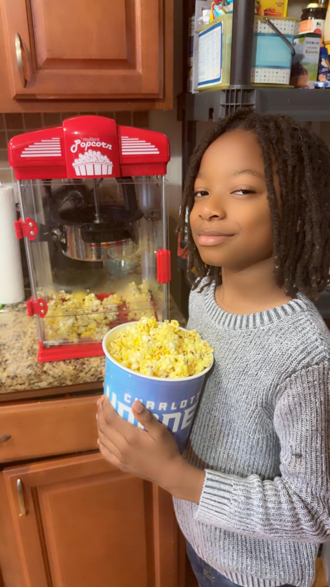 West Bend Stir Crazy Movie Theater Popcorn Popper, Gourmet Popcorn Maker Machine with Nonstick Popcorn Kettle, Measuring Tool and Popcorn Scoop for Popcorn Machine, 4 Qt., Black customer photo 2