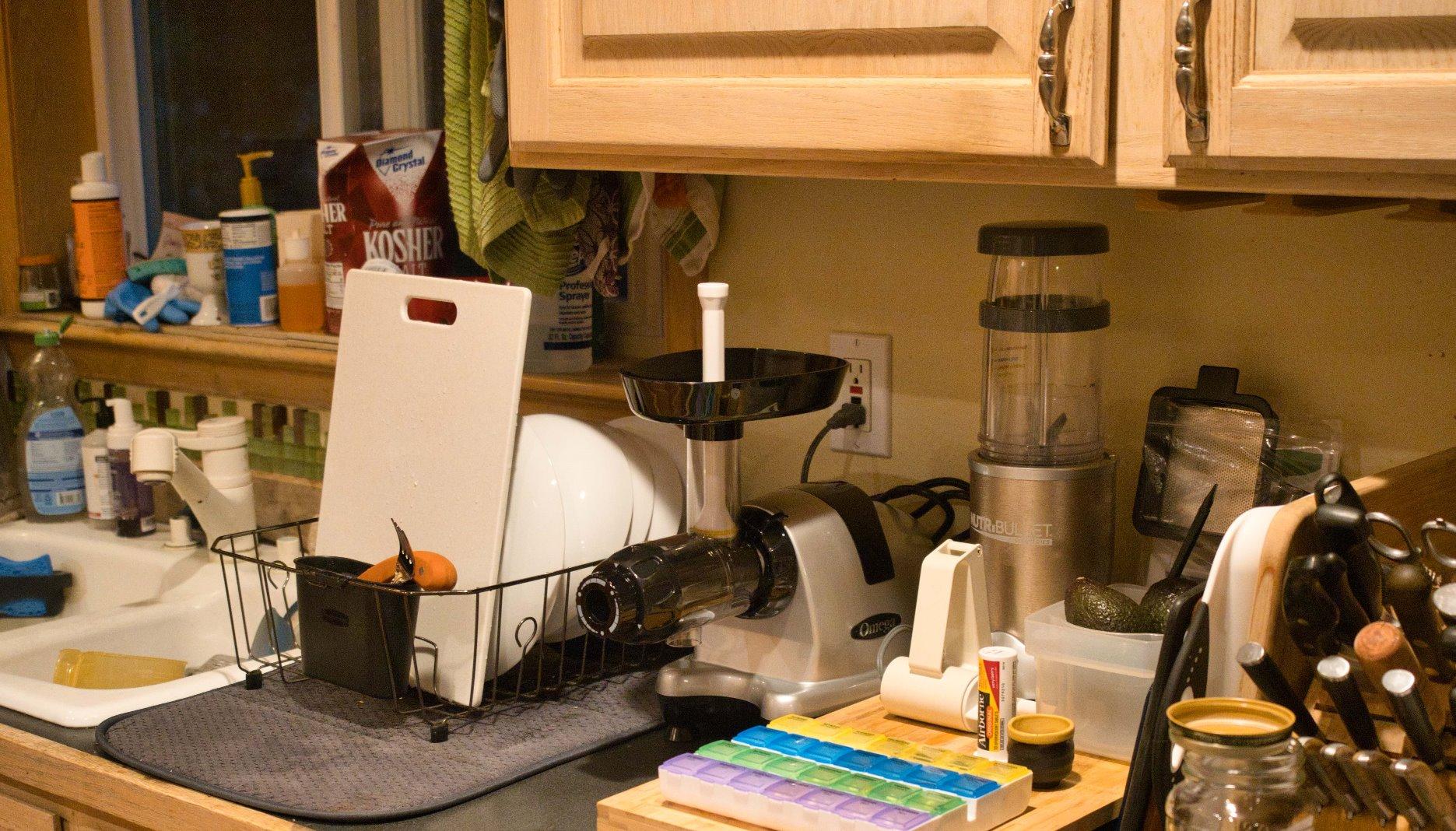 Omega Cold Press Juicer Machine, All-in-One Nutrition System for Vegetable and Fruit Juice, Nut Butter, Baby Food, Pasta and Sorbets, Triple-Stage 80-RPM Slow Masticating Juicer, 200-Watts, Chrome customer photo 2