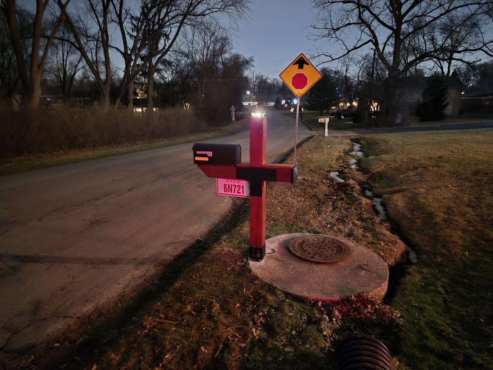 SIEDiNLAR Solar Post Lights Outdoor 2 Modes LED Deck Fence Cap Light for 4x4 5x5 6x6 Posts Patio Garden Decoration Warm White/Cool White Lighting Black (2 Pack) customer photo 2