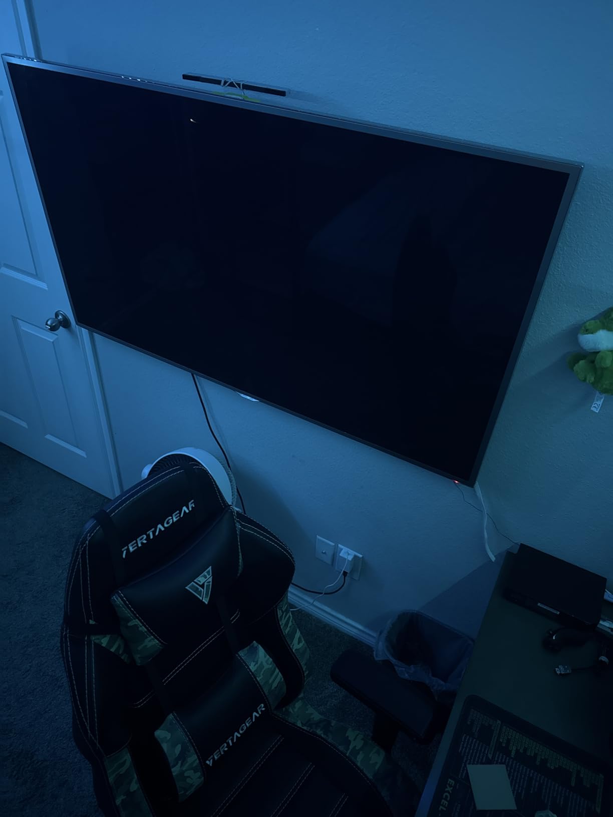 ELIVED TV Wall Mount for Most 26-60 Inch TVs, Swivel and Tilt Full Motion TV Mount with Single Stud Perfect Center Design, Wall Mount Bracket Max VESA 400x400mm, Corner Mount Holds up to 77 lbs. customer photo 1