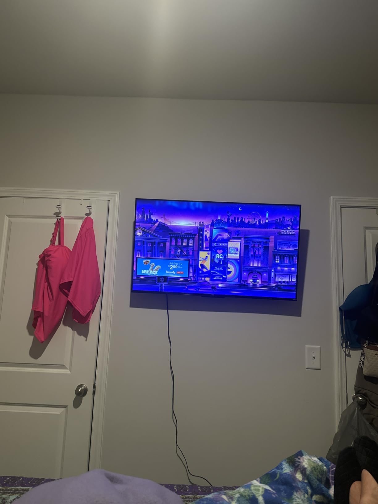 ELIVED TV Wall Mount for Most 26-60 Inch TVs, Swivel and Tilt Full Motion TV Mount with Single Stud Perfect Center Design, Wall Mount Bracket Max VESA 400x400mm, Corner Mount Holds up to 77 lbs. customer photo 2