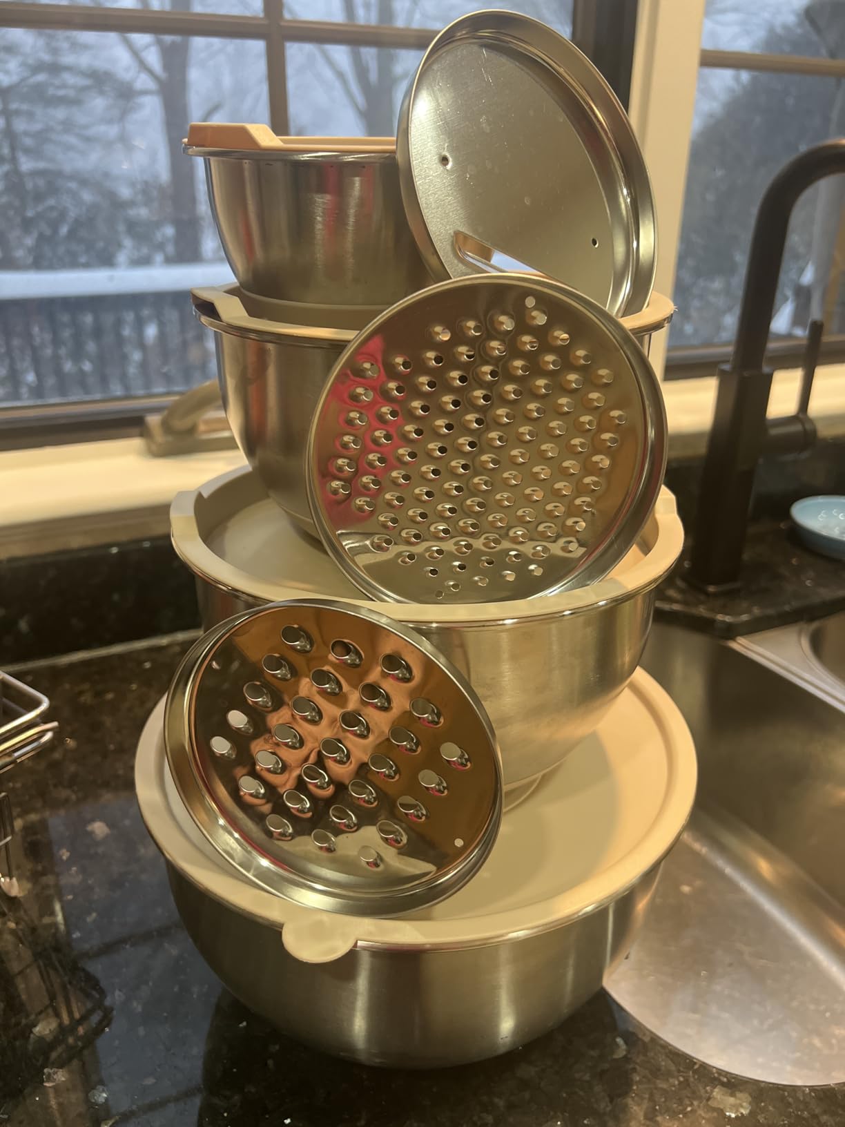 Wildone Mixing Bowls with Airtight Lids Set, 5PCS Stainless Steel Khaki Nesting Bowls for Kitchen, with Grater Attachments & Non-Slip Bottoms customer photo 2