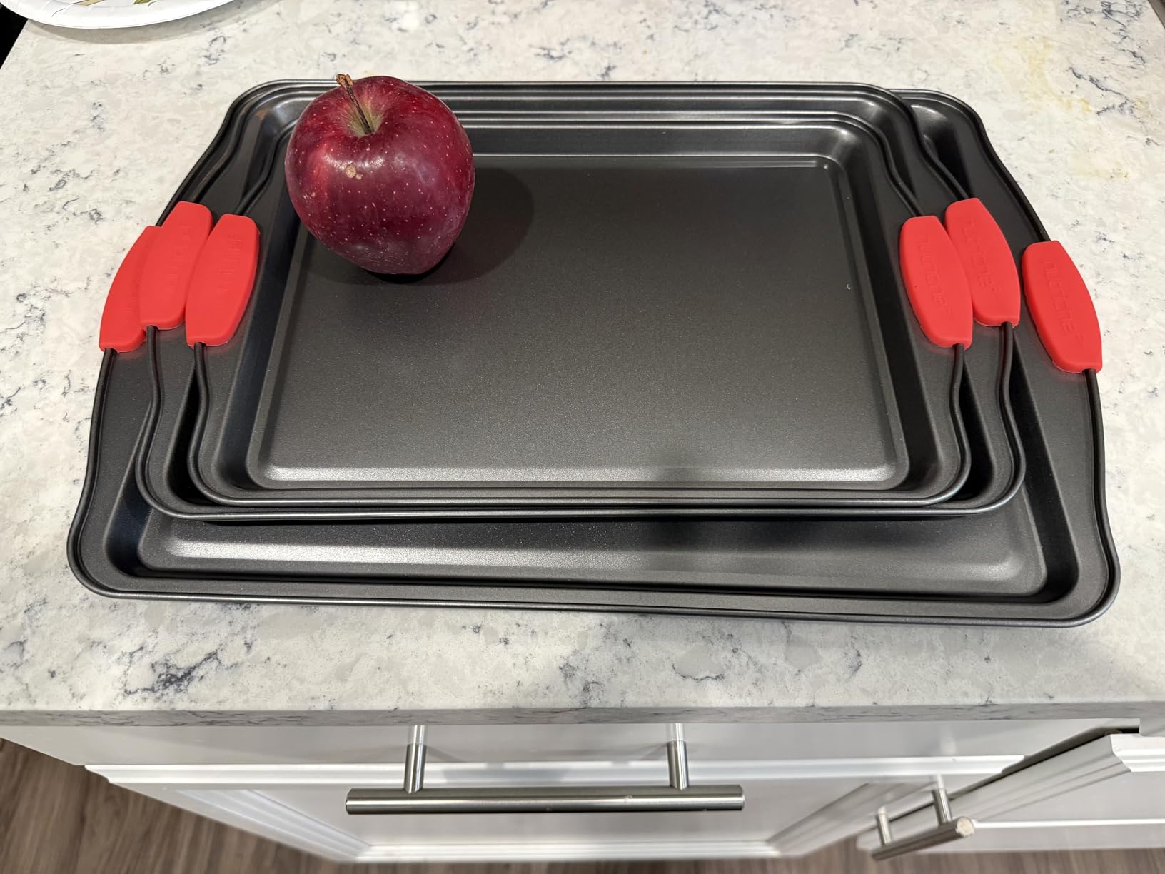 NutriChef 3-Piece Nonstick Kitchen Oven Baking Pans - Premium & Stylish Non-Stick Steel, Commercial Grade Restaurant Quality Metal Bakeware with Red Silicone Handles - Easy to Clean, NCSBS3S customer photo 1