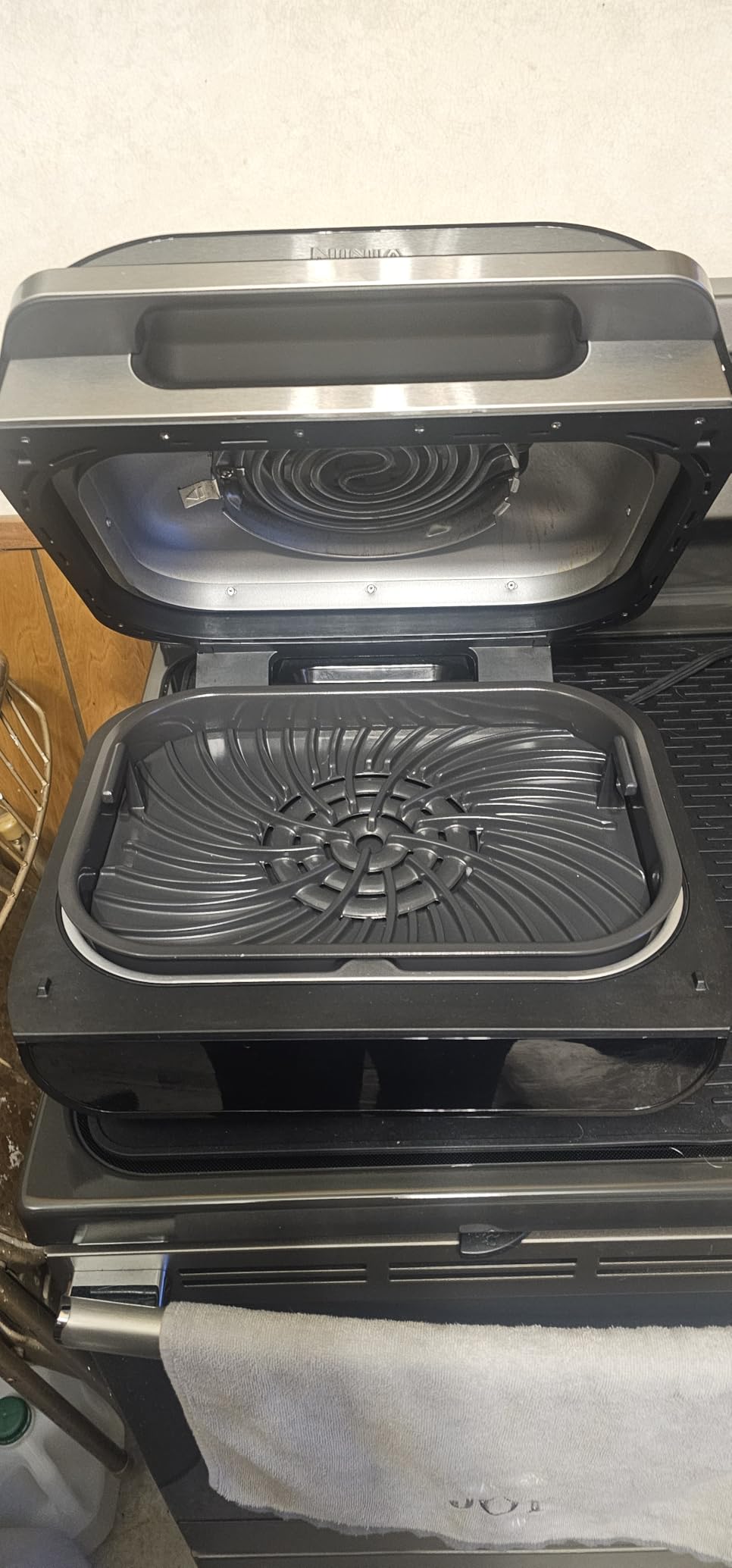 Ninja Indoor Grill and Air Fryer Foodi Smart XL 6-in-1 Grill, Air Fry, Roast, Bake, Broil, Dehydrate & Crisp Smart Thermometer & Splatter Shield Dishwasher Safe Parts Black/Silver FG551 customer photo 2