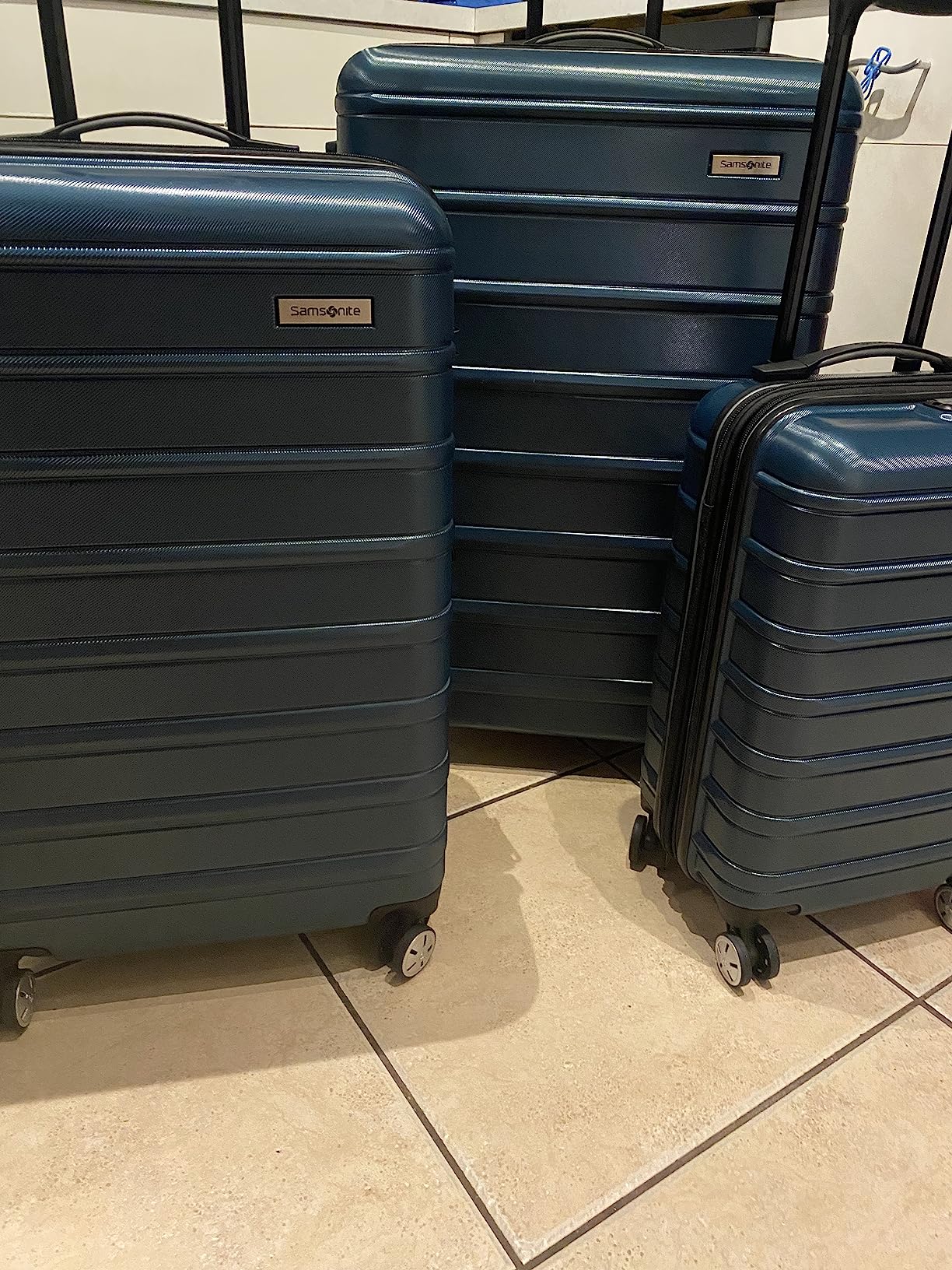 Omni 2 Hardside 3 Piece Set - Includes Global Carry-On, Medium, & Large Checked Suitcases - 360° Dual Spinner Wheels - Integrated TSA Lock & Expansion - Amazon Exclusive - Artic Silver customer photo 2