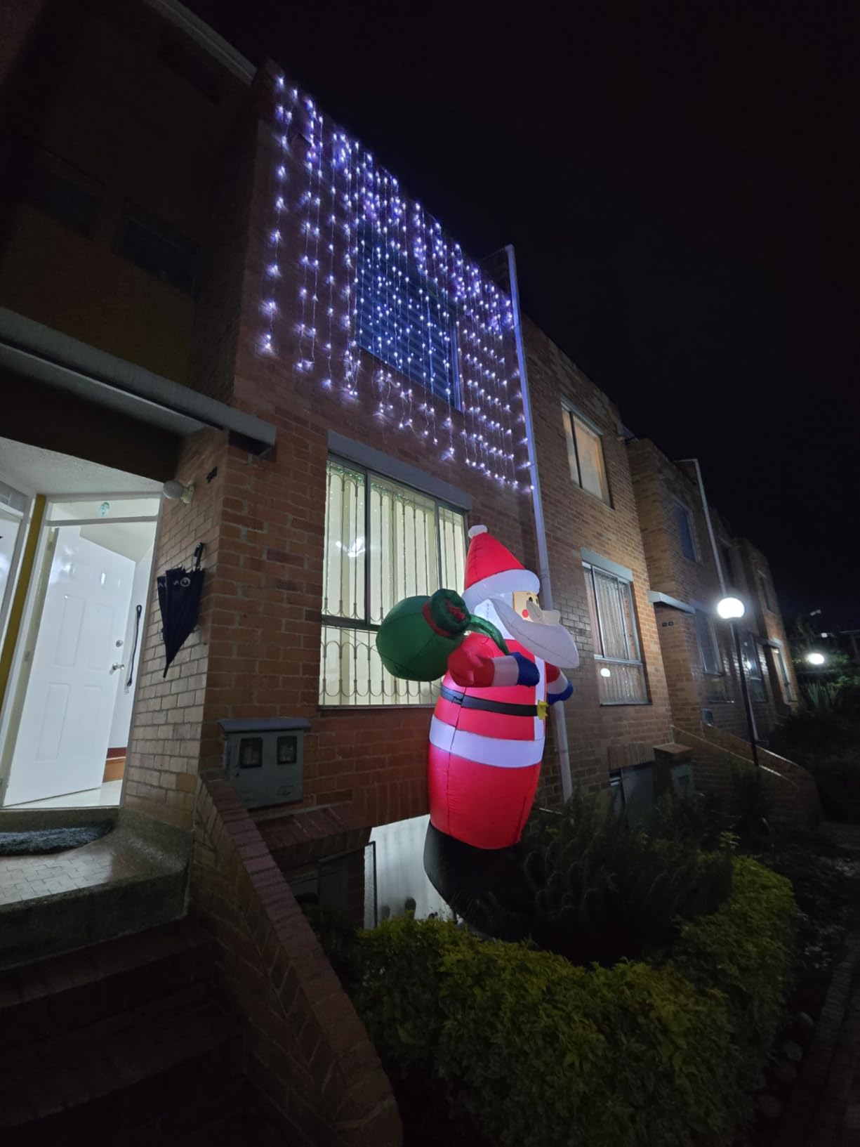 8 FT Christmas Inflatables Santa Claus Outdoor Decorations, Blow Up Santa Claus with Gifts Bag, Big Santa Carrying Presents Sack, Built-in LED Light, Xmas Outside Decor for Front Back Yard Garden Lawn customer photo 2