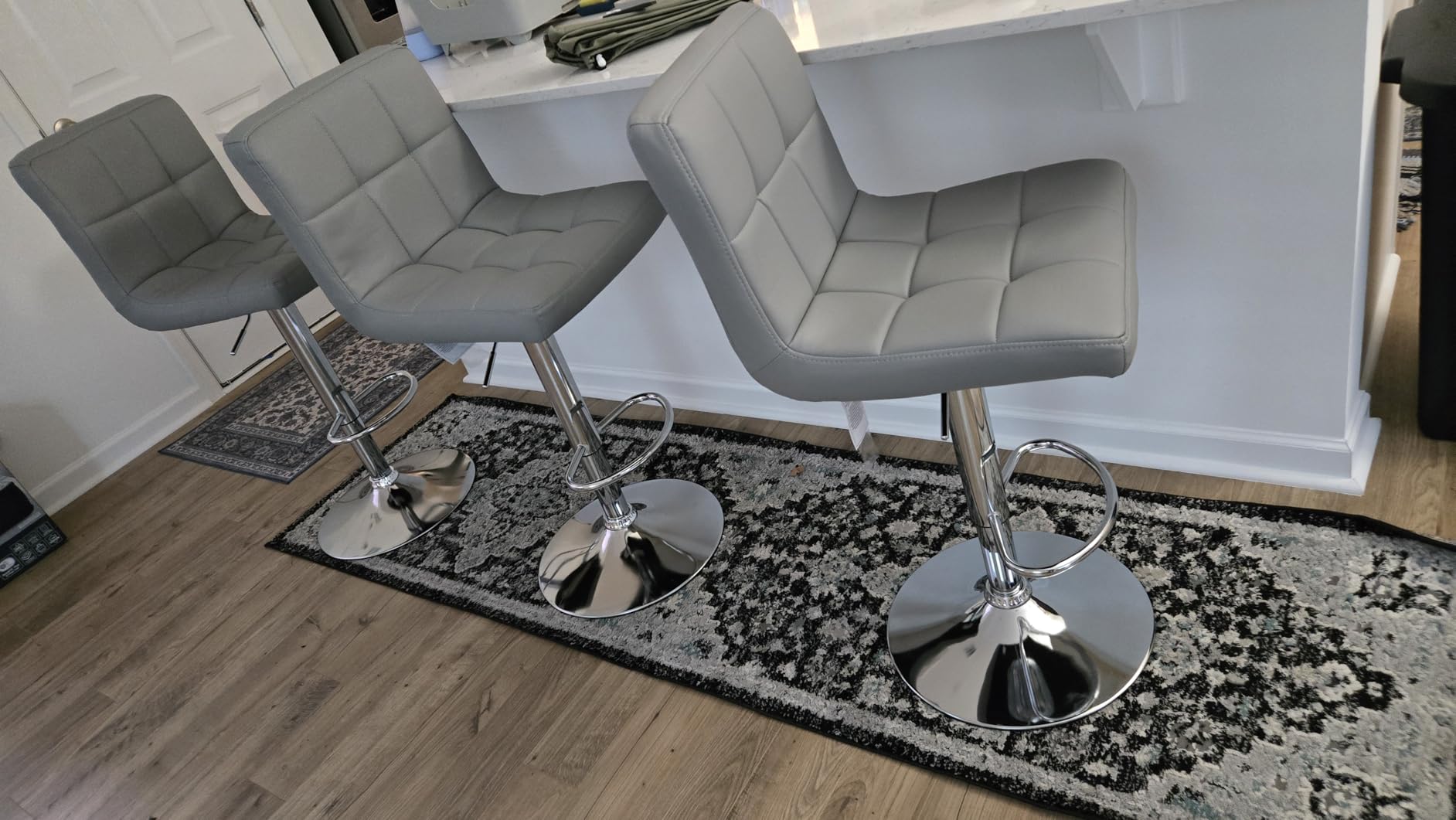 Yaheetech Bar Stools Set of 4, PU Leather Swivel Barstools, Height Adjustable Counter Chairs with Back for Bar Kitchen Island Dining Room, 300lb Capacity, Black customer photo 1