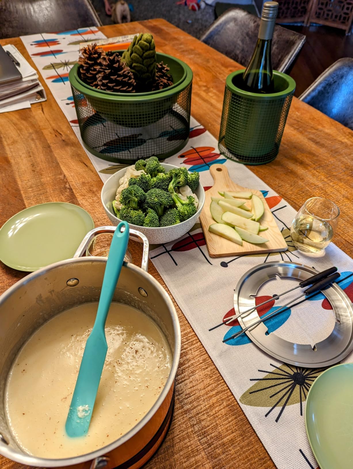 GREECHO Fondue Pot Electric Set, 2.6 Qt Stainless Steel Electric Fondue Pot with 3 Preset Mode (Cheese, Chocolate & Broth), 1200W Fondue Pot Set with Separated Fondue Pot & 6 Color-Coded Forks, Orange customer photo 2