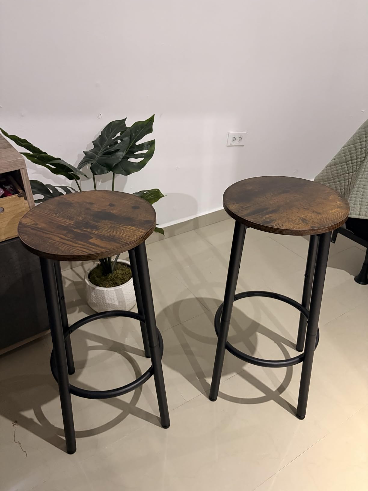 HOOBRO Bar Stools, Set of 2 Bar Chairs, Kitchen Round Height Stools with Footrest, Breakfast Bar Stools, Sturdy Steel Frame, for Dining Room, Kitchen, Party, Easy Assembly, Rustic Brown BF03BY01 customer photo 1