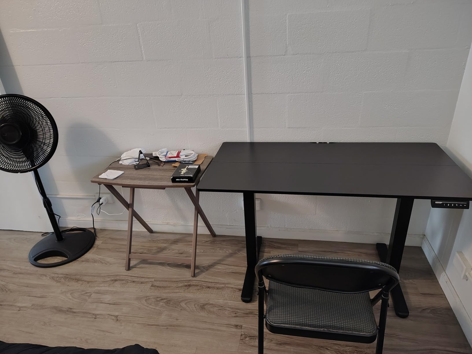 ErGear Height Adjustable Electric Standing Desk, 48 x 24 Inches Sit Stand up Desk, Memory Computer Home Office Desk, Black customer photo 1