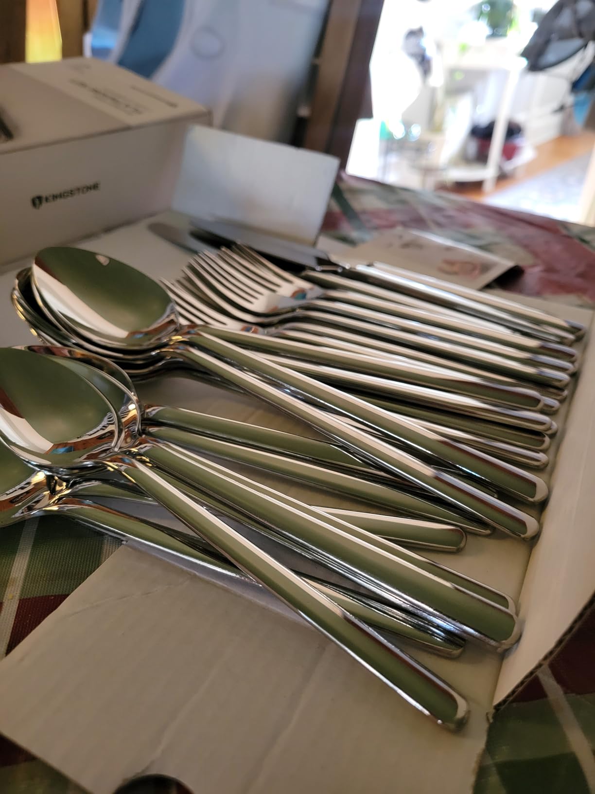 KINGSTONE 40 Piece Silverware Set, Flatware Set for 8, 18/10 Stainless Steel Cutlery Set Mirror Polished Modern Design Dishwasher Safe customer photo 1