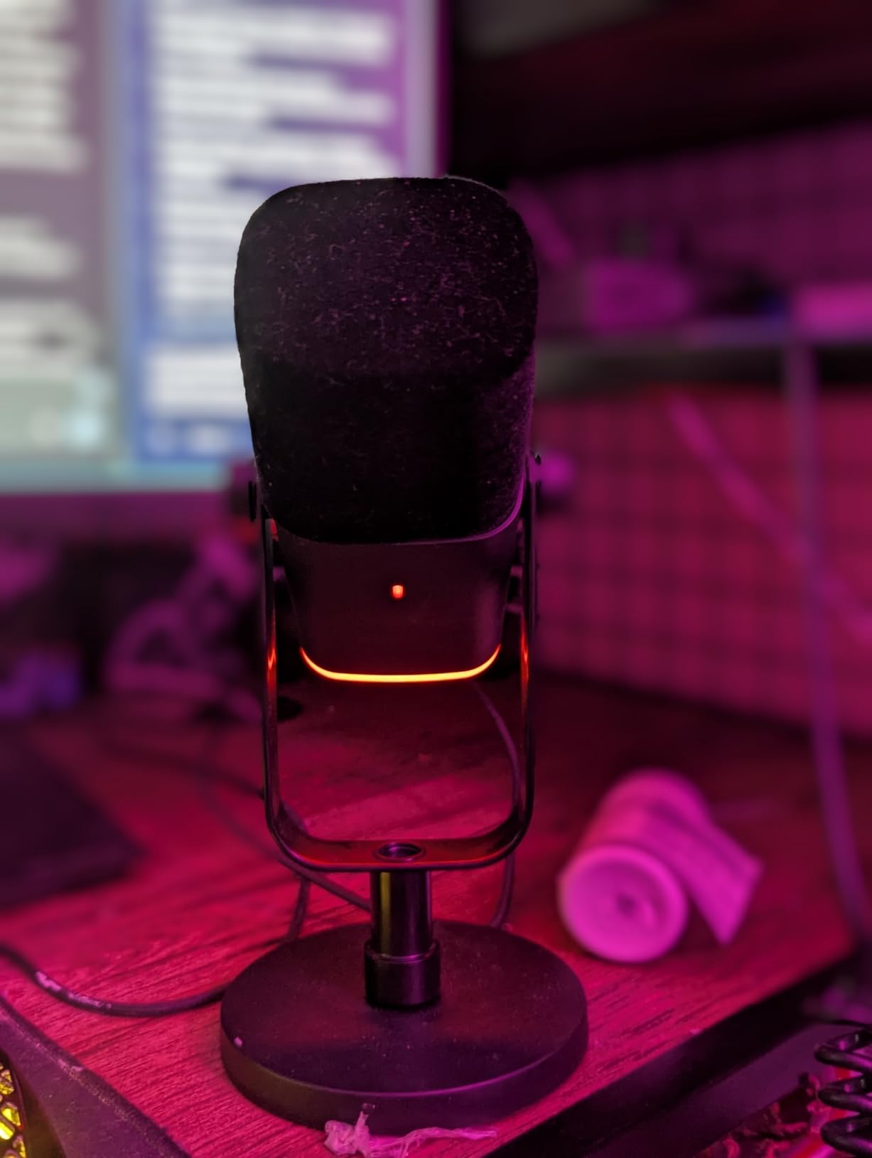 FIFINE AmpliGame AM8 USB/XLR Dynamic Microphone for Gaming Streaming | Podcast Mic with RGB Light, Mute Button, Headphones Jack, Desktop Stand customer photo 2