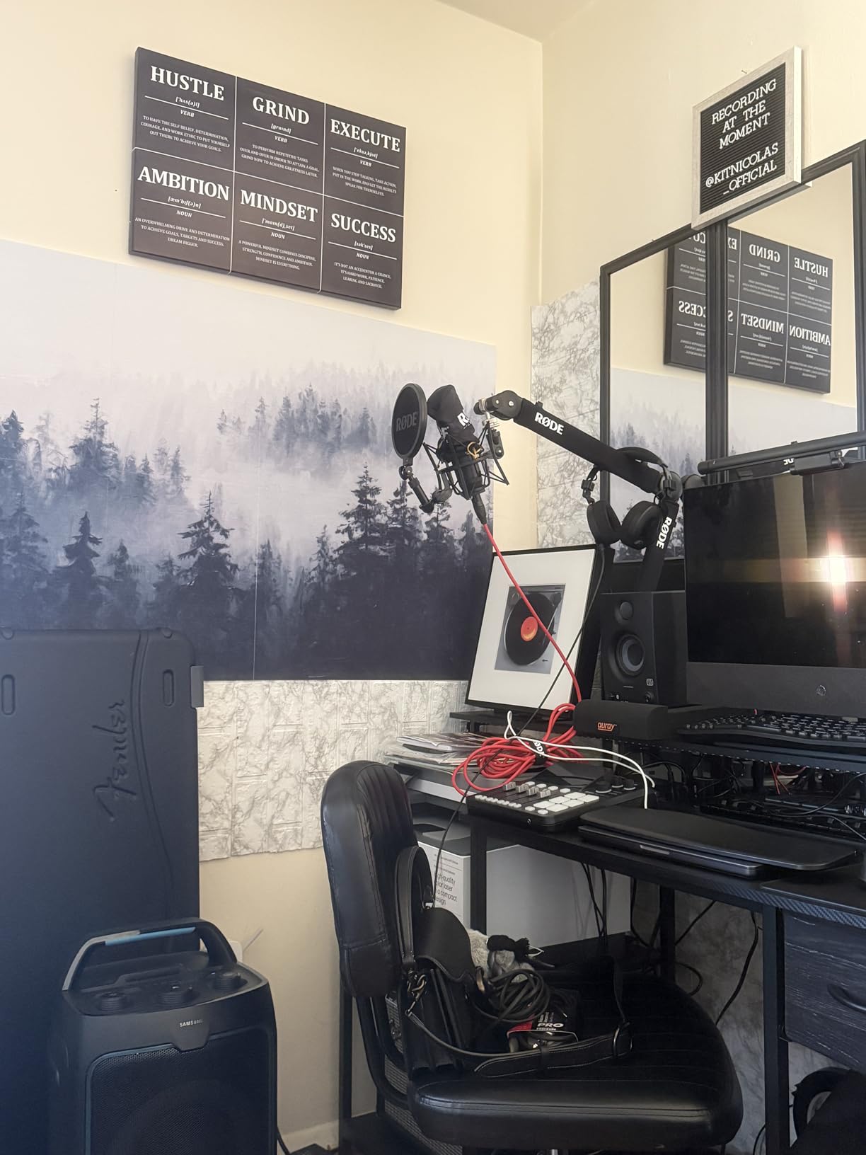 Rode NT1 5th Gen Large-Diaphragm Studio Condenser Microphone - XLR & USB Outputs - Shock Mount & Pop Filter Included - Music Production, Vocal Recording, Podcasting - Black customer photo 1