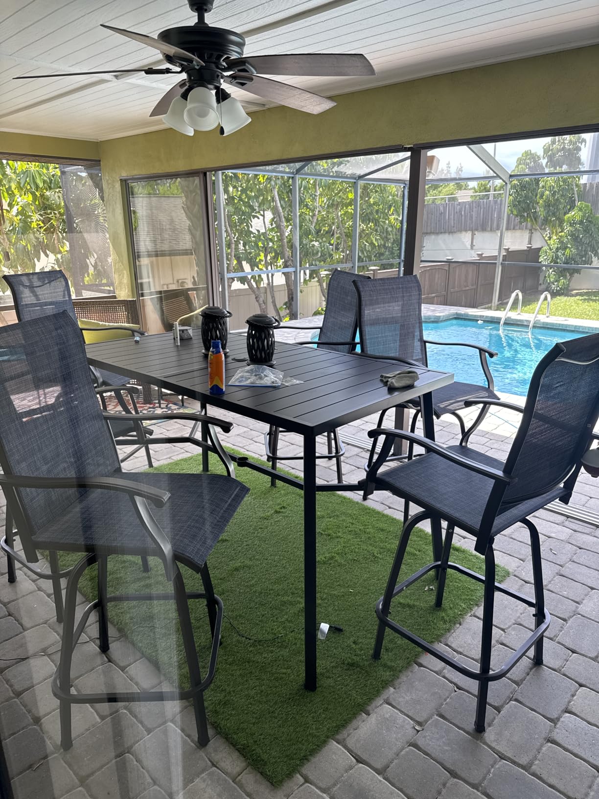 Sophia & William Outdoor Bar Set, Patio Bar Table and Chairs Set, Bar Height Patio Set - 6 x Swivel Bar Chairs(Brown), 1 x Rectangular Bar Table(Black) customer photo 1