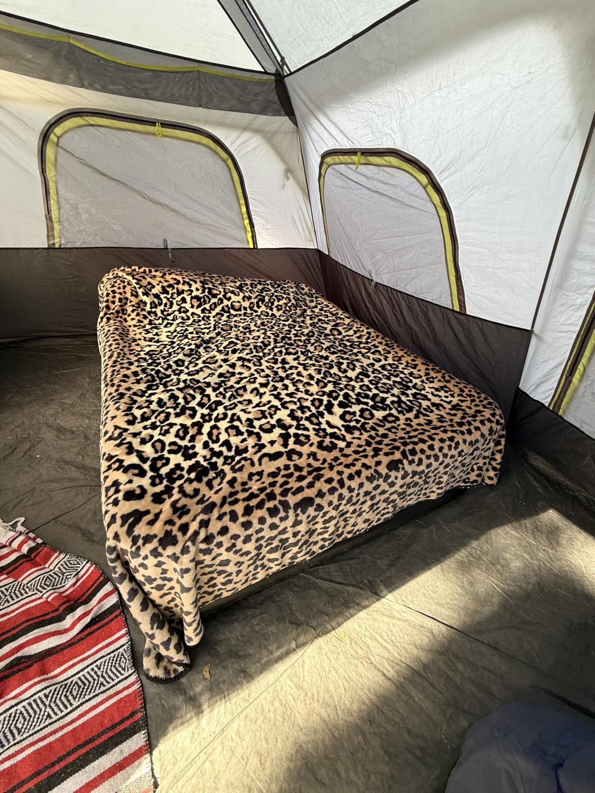 OhGeni Queen Air Mattress with Built in Pump, Ideal Alternative to a Bed, Inflatable Blow Up Mattress 18 Raised Comfort, Upgraded Surface Portable Bed for Home, Camping, Colchone Inflable, 650 lbs customer photo 2