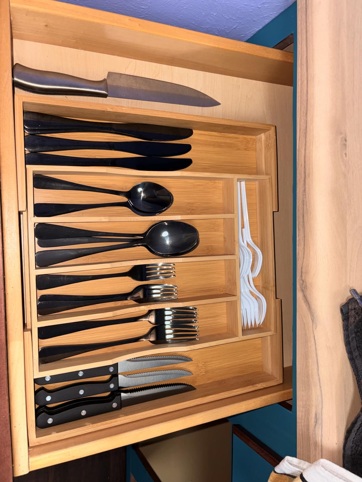 EWFEN 24-Piece Black Silverware Set with Steak Knives, Black Flatware Set for 4, Food-Grade Stainless Steel Tableware Cutlery Set, Mirror Finished Utensil Sets for Home Restaurant, Round Edge customer photo 1