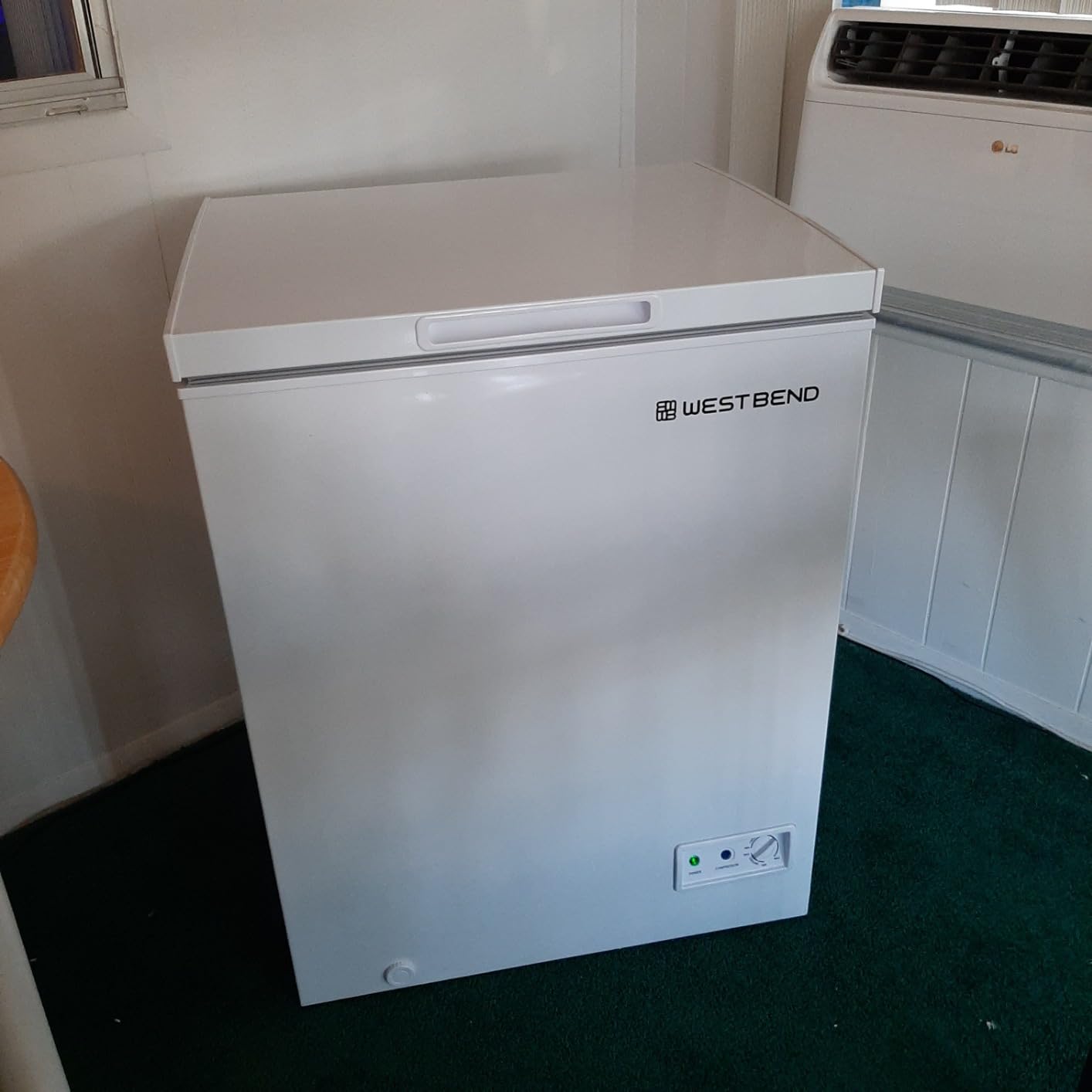 West Bend Chest Freezer with Adjustable Temperature Control, Free-Standing with Single Flip-Up Lid, Manual Defrost with Drain Perfect for Homes, Garages, Basements, 5-Cu.Ft, White customer photo 1