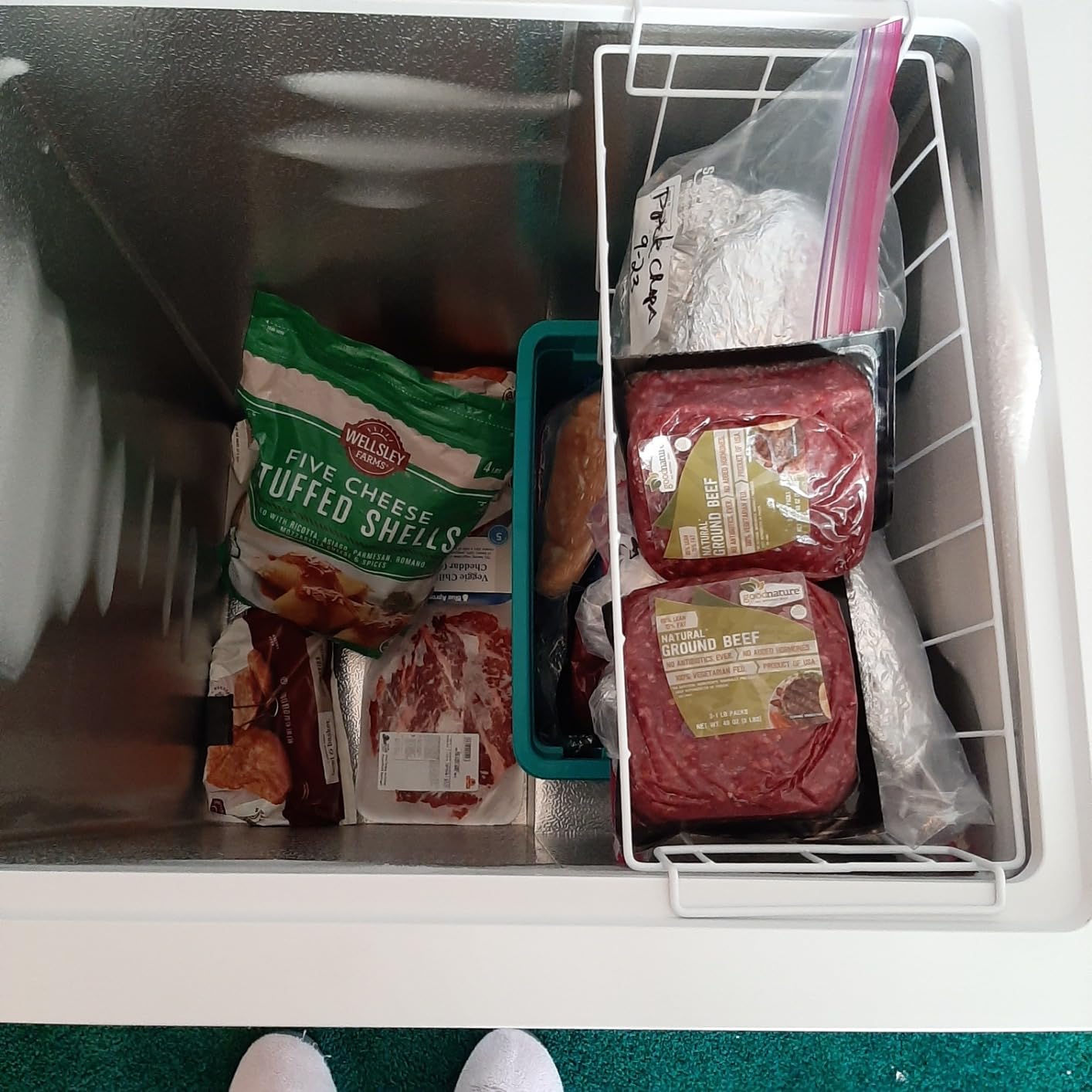 West Bend Chest Freezer with Adjustable Temperature Control, Free-Standing with Single Flip-Up Lid, Manual Defrost with Drain Perfect for Homes, Garages, Basements, 5-Cu.Ft, White customer photo 2