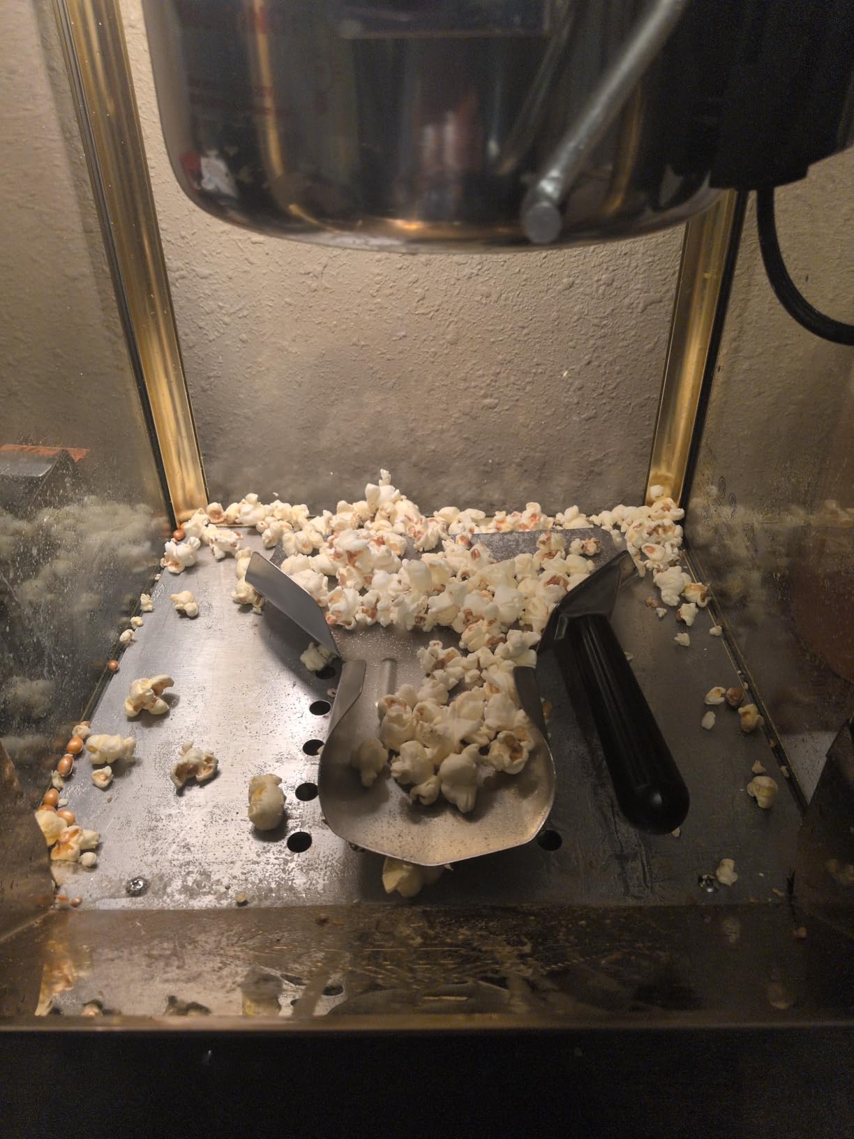 Olde Midway Movie Theater-Style Popcorn Machine Maker with Cart and 10-Ounce Kettle - Cream, Vintage-Style Popper on Wheels customer photo 2