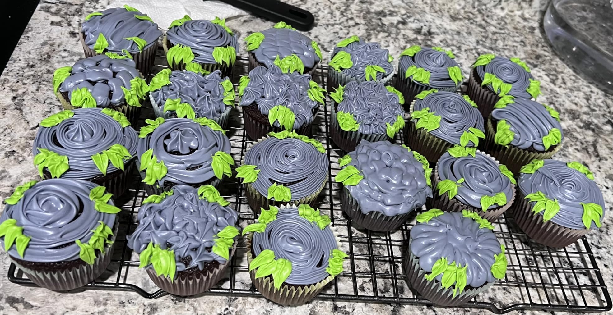 Piping Bags and Tips Set, Cakes Decorating Supplies Kit with 100pcs 12 Inch Pastry Bags, 16 Piping Tips, 3 Cake Scraper, 2 Couplers, 2 Bag Ties, Simple and Convenient Baking Supplies Set customer photo 2