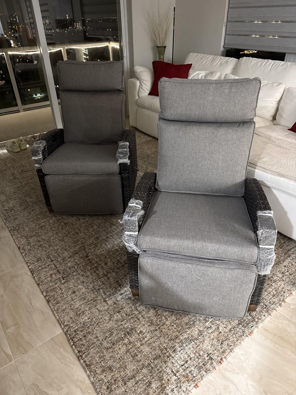 Grand patio Outdoor Recliner with Independent Adjustable Back and Footrest, Air Pump 150 Lay Flat Reclining Chair Removable Olefin Cushion Flip-Up Table Wicker Grey 1PC customer photo 1