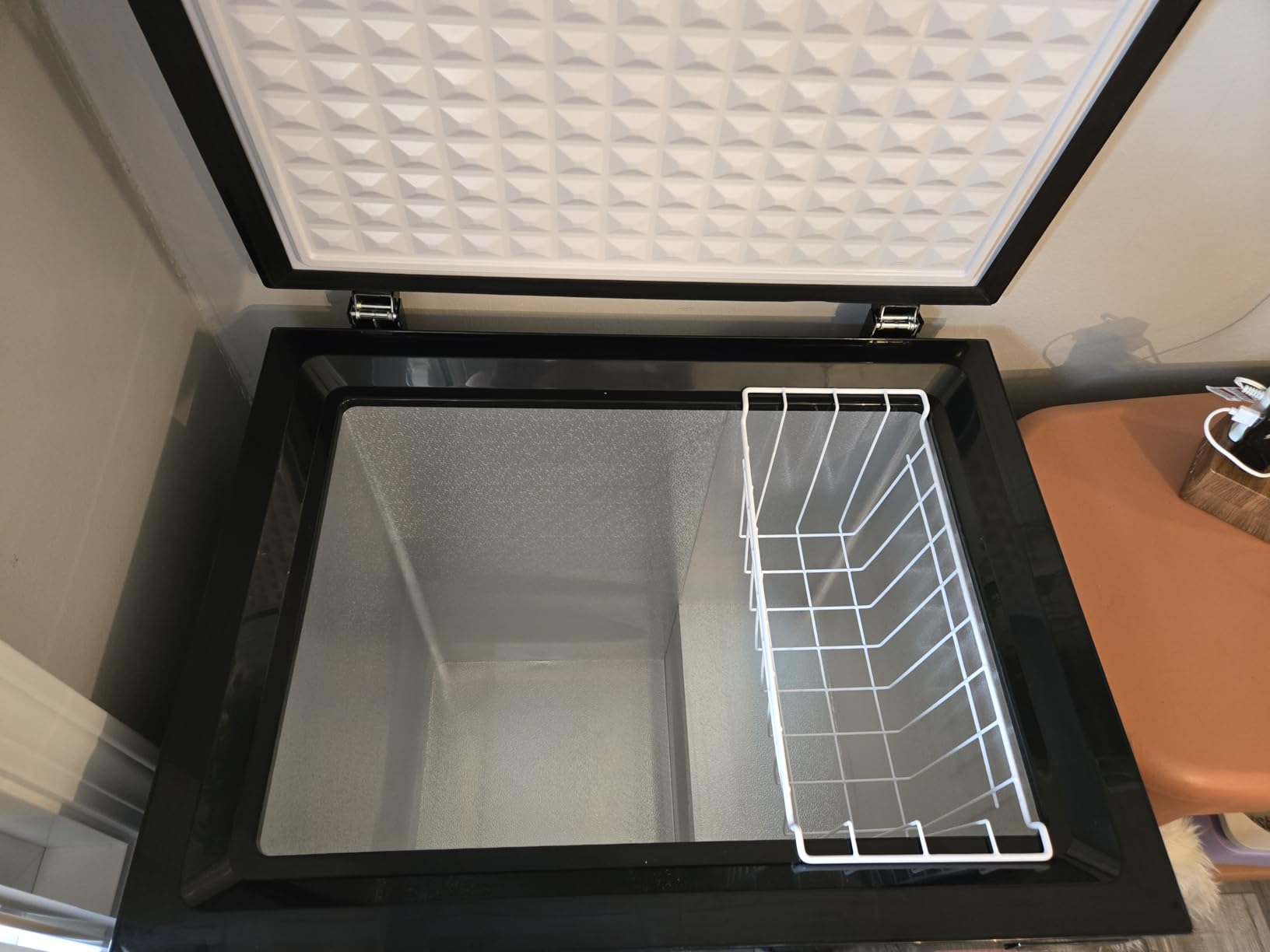 Frigidaire EFRF5003-BLACK Chest Deep Freezer-Garage-Ready, 5.0 Cu. Ft. Capacity, Black-Adjustable Thermostat-Removable Vinyl Coated Wire Basket-Easy Defrost Drain customer photo 2