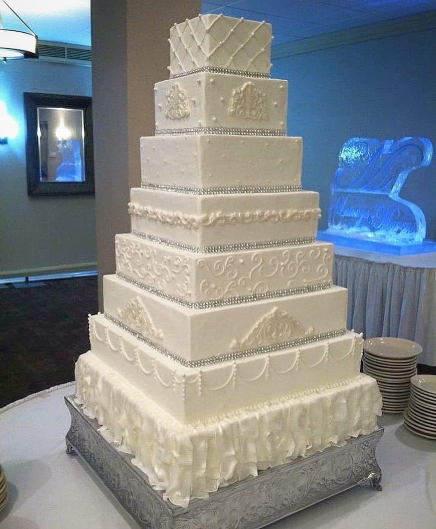 Riccle Piping Bags and Tips Set, 11.8 Inch 100 Anti Burst Piping Bags, 124 Pcs Cake Decorating Kit with 16 Piping Tips, 1 Reusable Pastry Bags, 3 Cake Scrapers, 2 Couplers, and 2 Icing Bags Ties customer photo 1