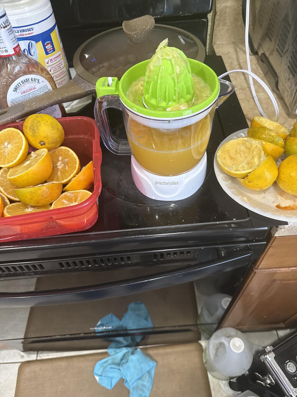 Proctor Silex Electric Citrus Juicer Machine, Large 34 oz. Pitcher, Pressure Activated, 2 Reamers for Big and Small Fruit, Pulp Control, for Orange, Lemon, Grapefruit Juice, White & Green (66340) customer photo 1